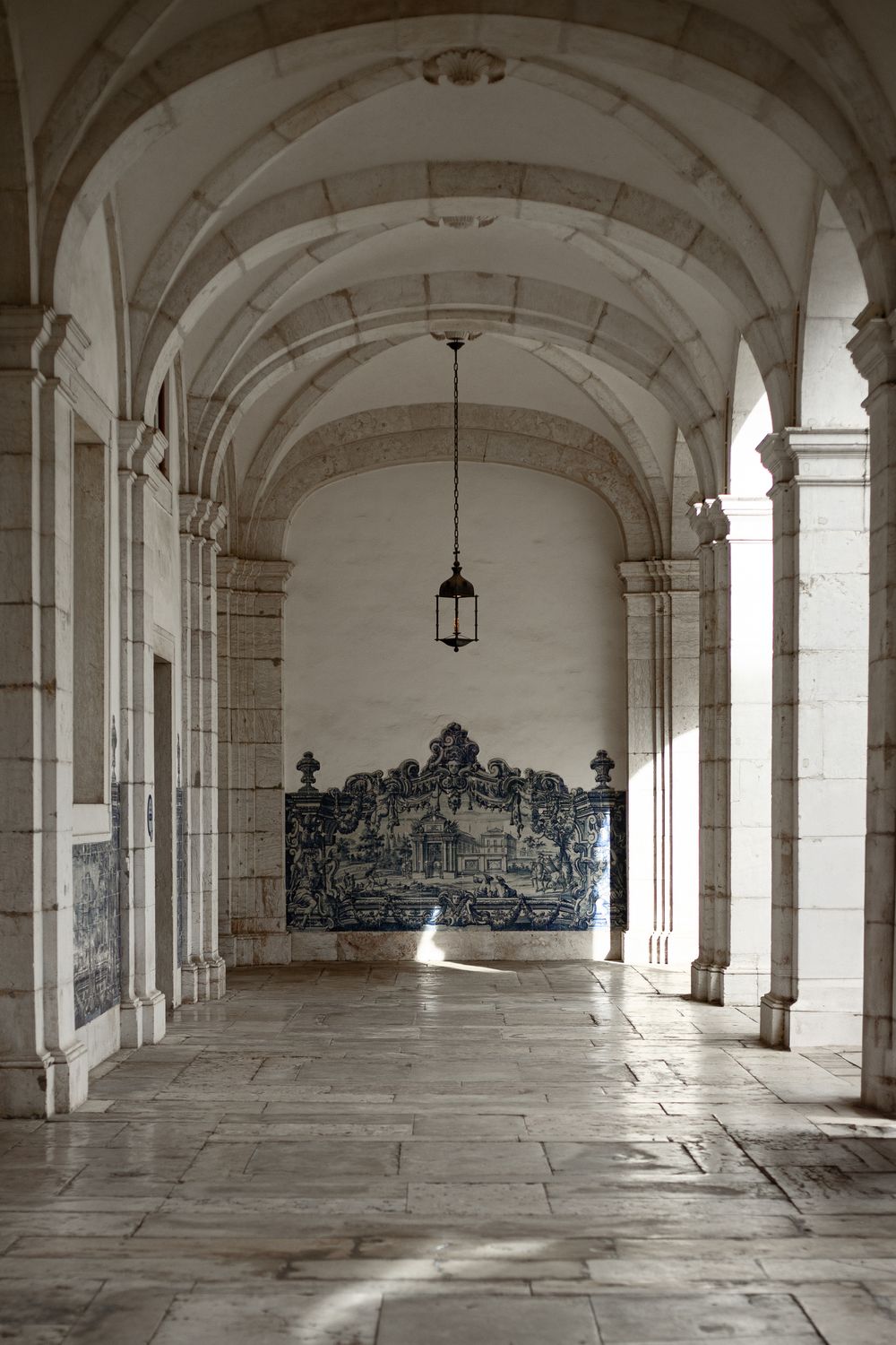 Arcada histórica com azulejos em Lisboa