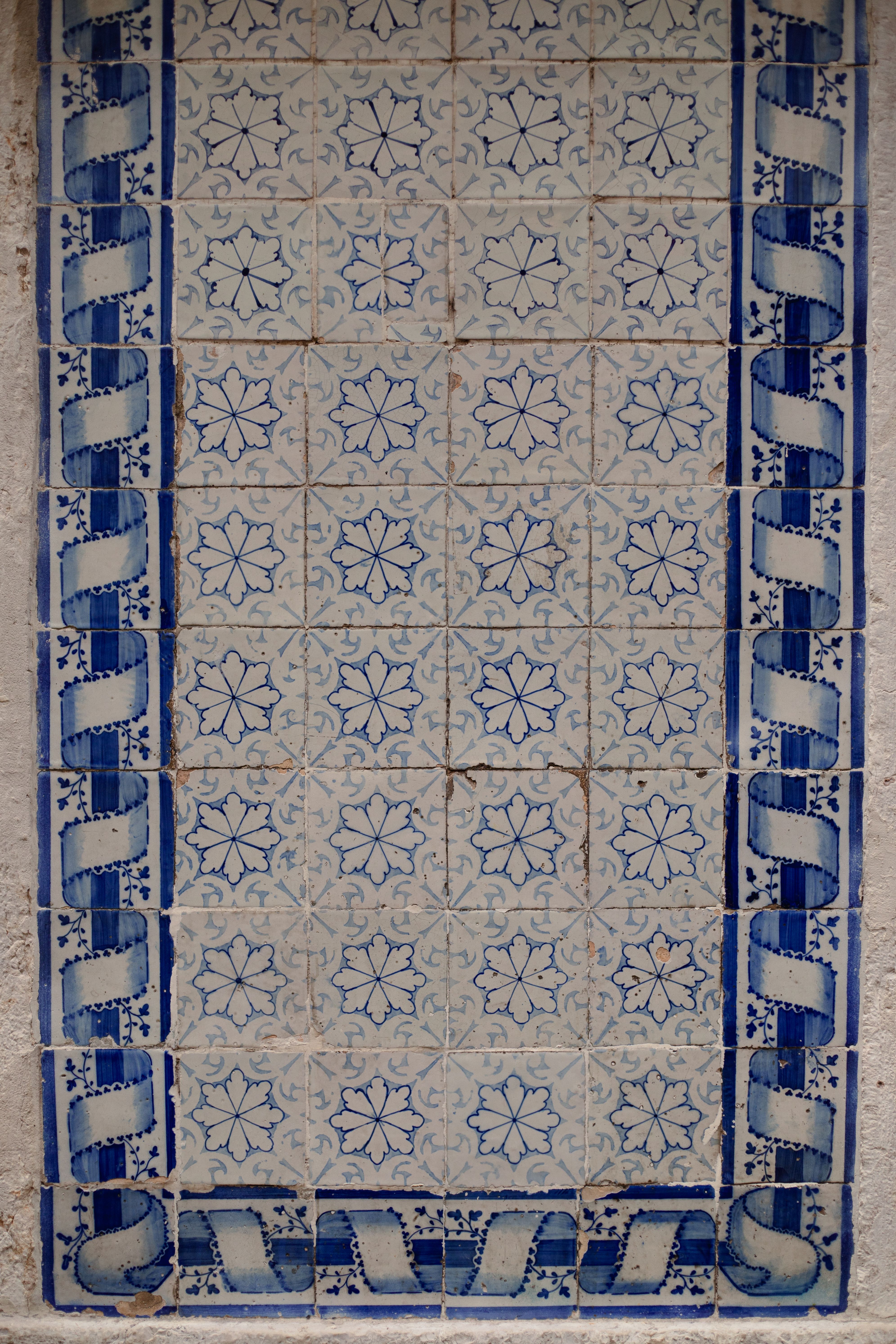 Fotomural Diseño detallado de azulejos visto en Lisboa, mostrando la tradicional artesanía portuguesa.