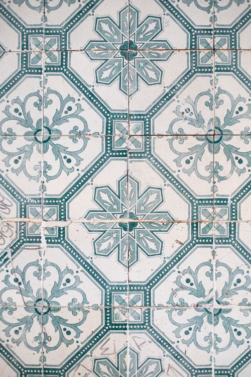 Free Beautiful traditional Portuguese azulejos tile pattern, showcasing Lisbon's cultural artistry. Stock Photo
