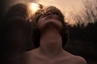 黄昏情绪映照自然界中一位女性的喜怒无常肖像