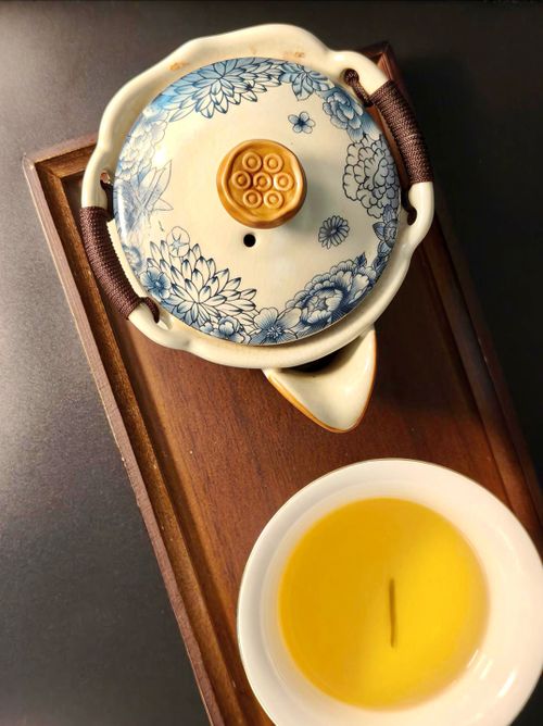 Free Top view of a floral teapot with tea on a wooden tray, perfect for a calming tea setup. Stock Photo