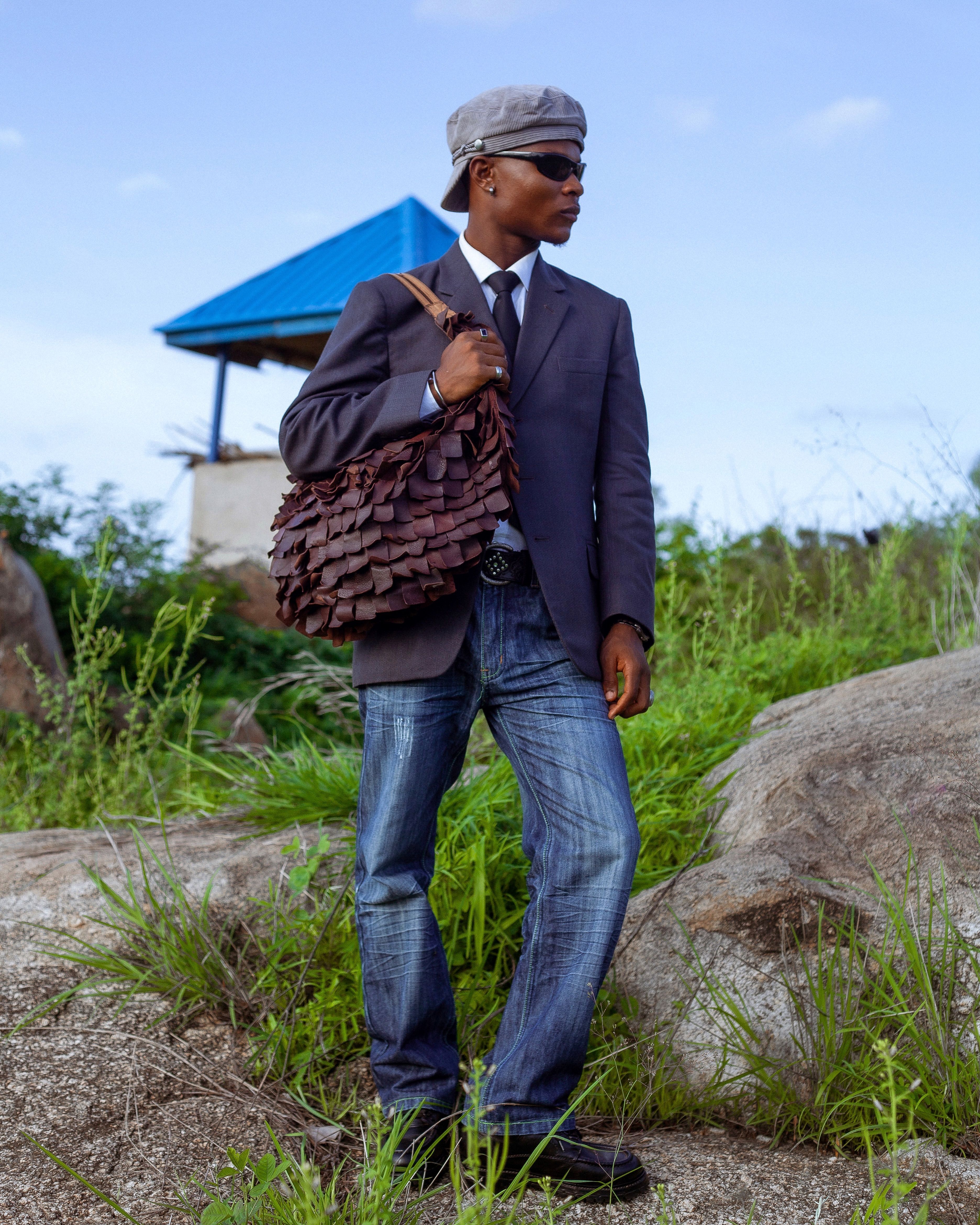 Hombre Elegante Al Aire Libre Con Un Bolso Y Una Gorra únicos · Foto de ...