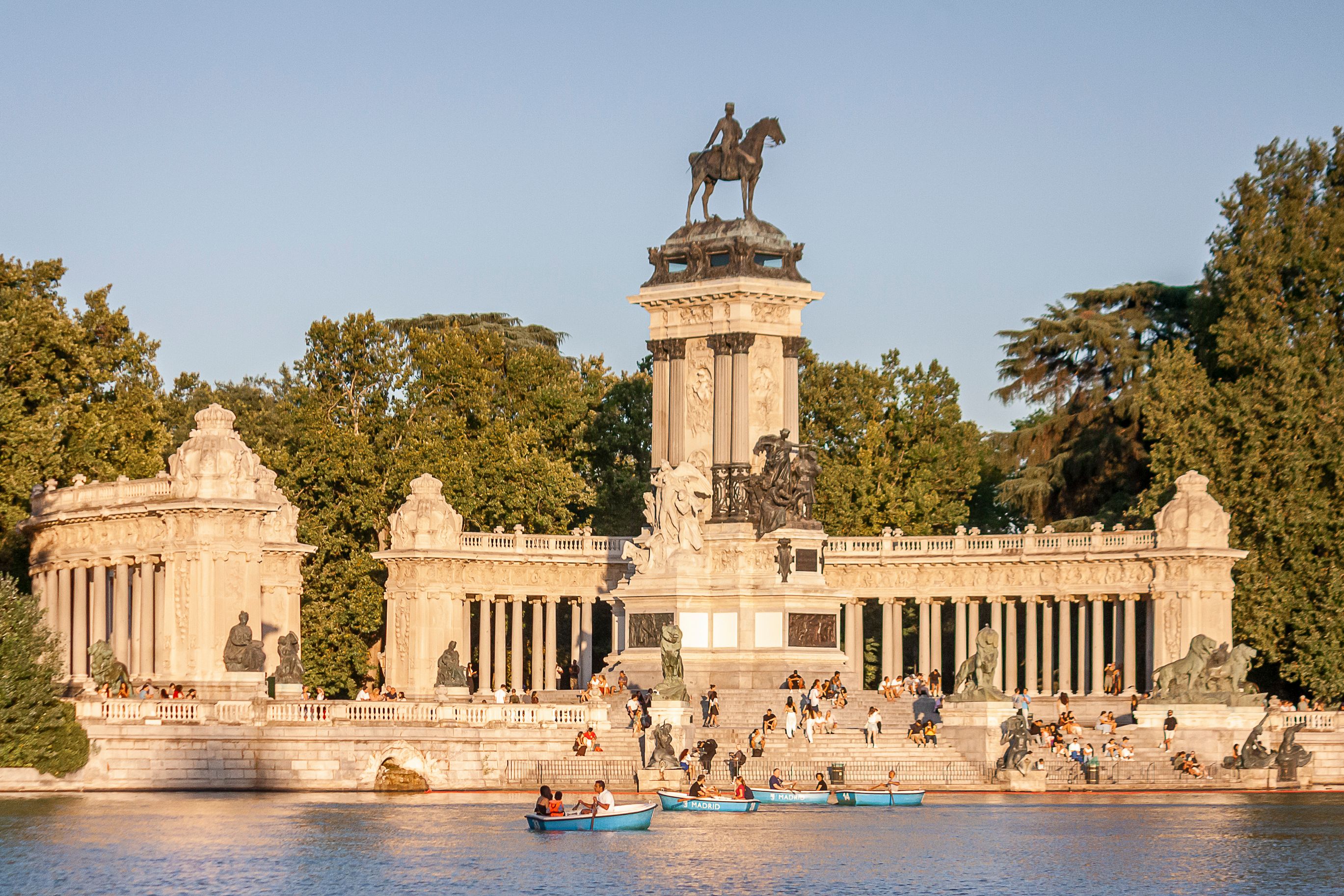 Parque del Retiro con sus jardines y monumentos