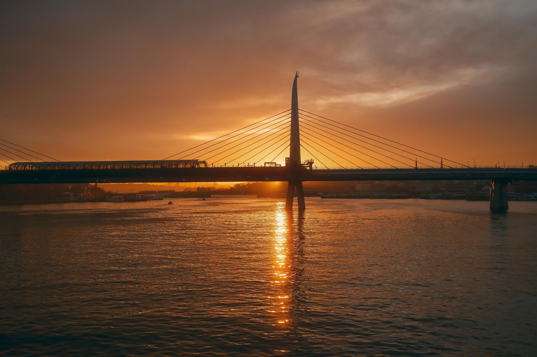 Strahlendes Bauwerk: Sonnenuntergang & Fluss in Szene