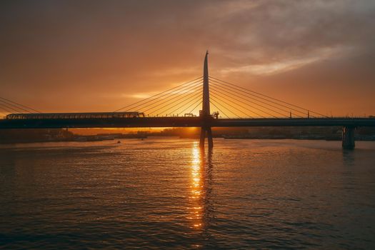Strahlendes Bauwerk: Sonnenuntergang & Fluss in Szene