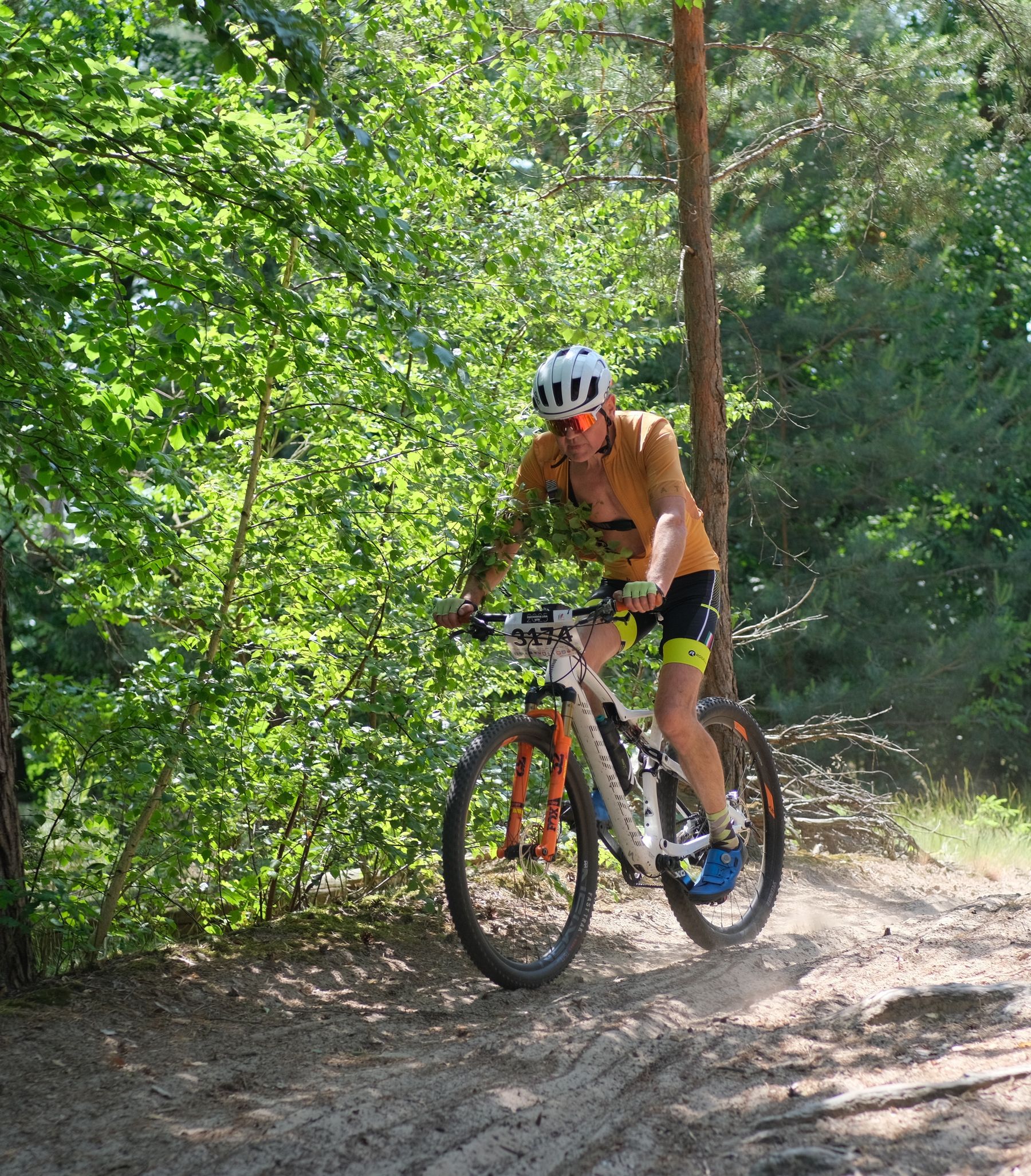 Rowerzysta MTB na leśnym szlaku w Polsce – fotografia rzeczywista