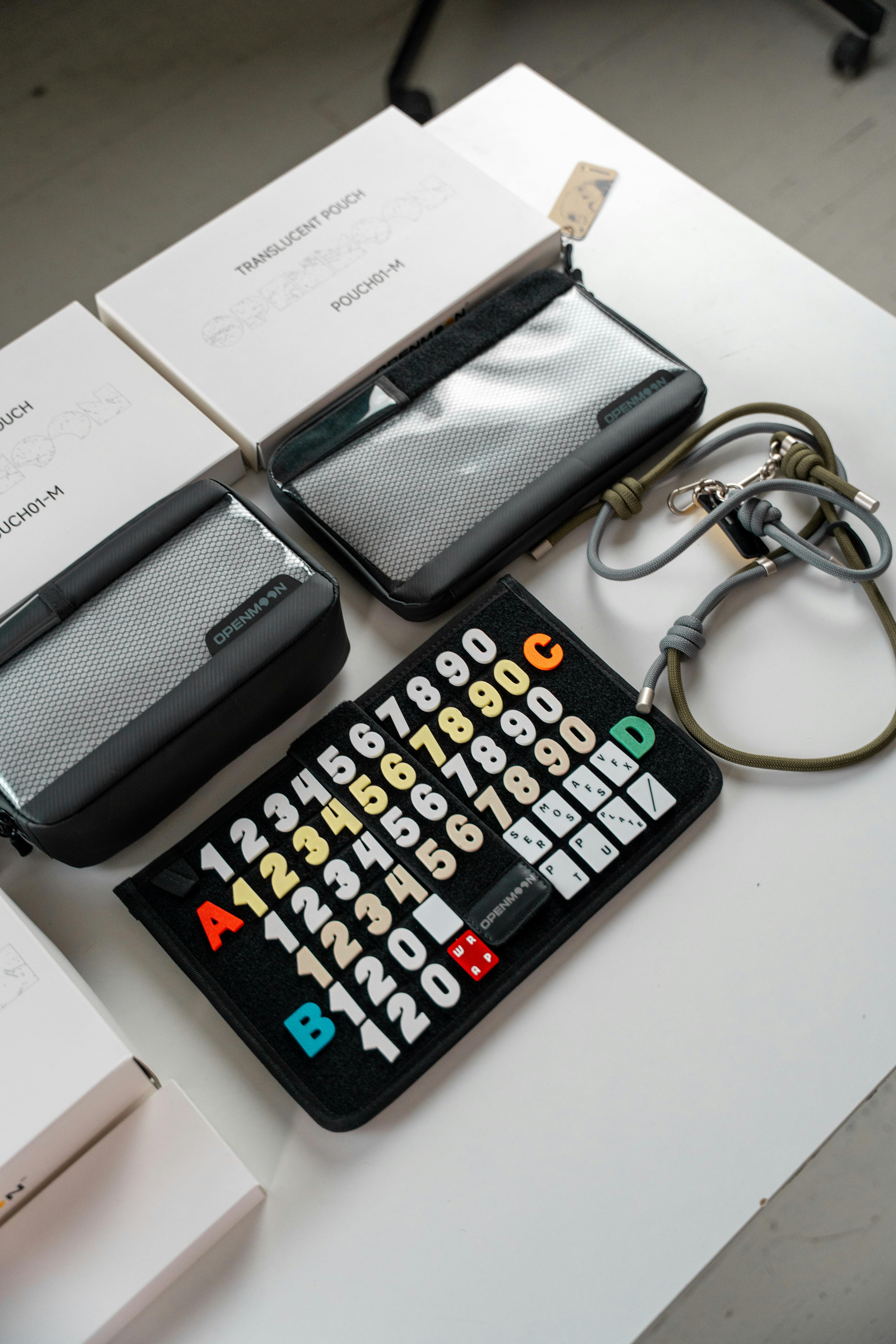 De franc Vista superior d'accessoris electrònics i teclat de botons grans sobre un escriptori. Foto d'estoc