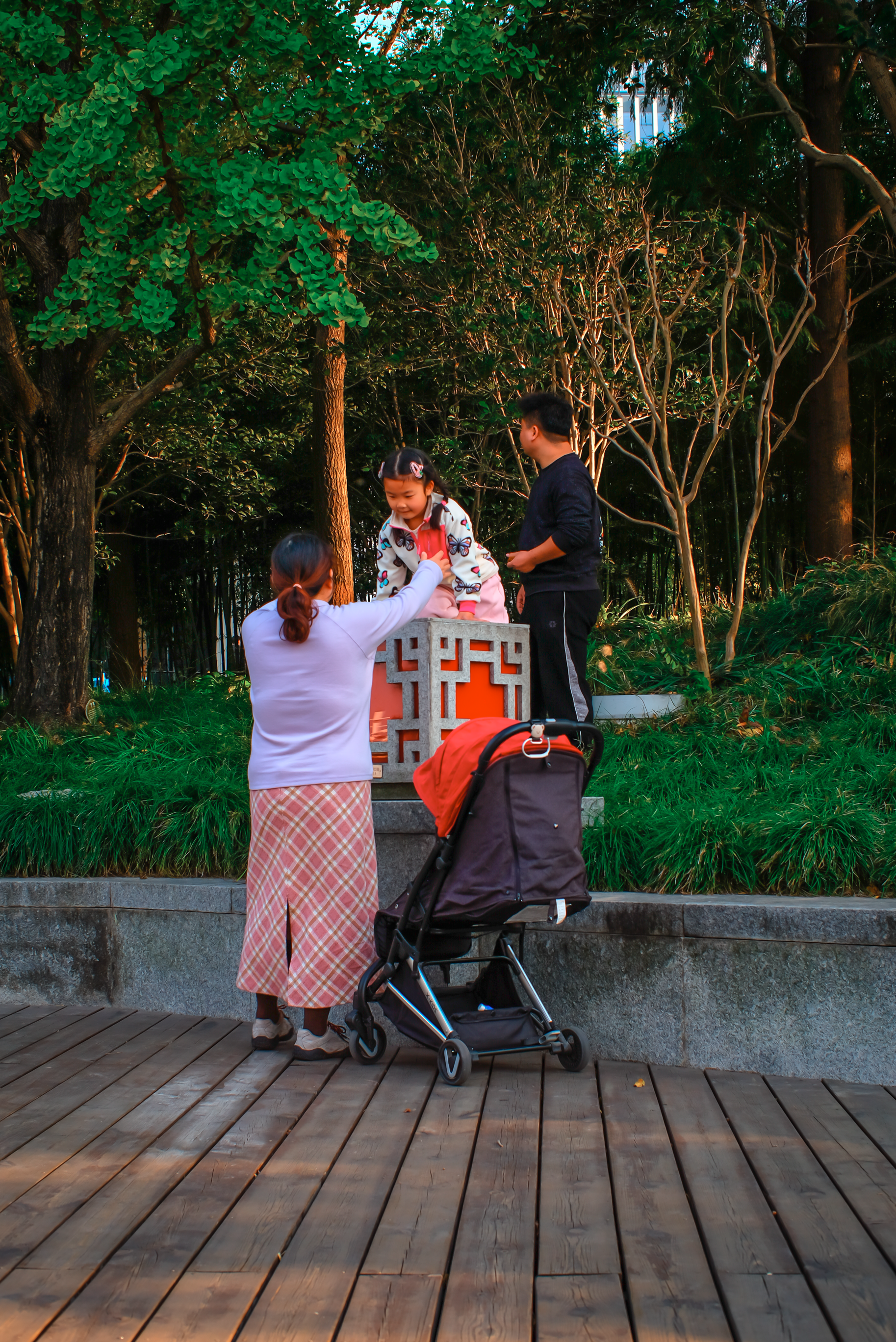 Family Enjoying a Sunny Day in the Park · Free Stock Photo