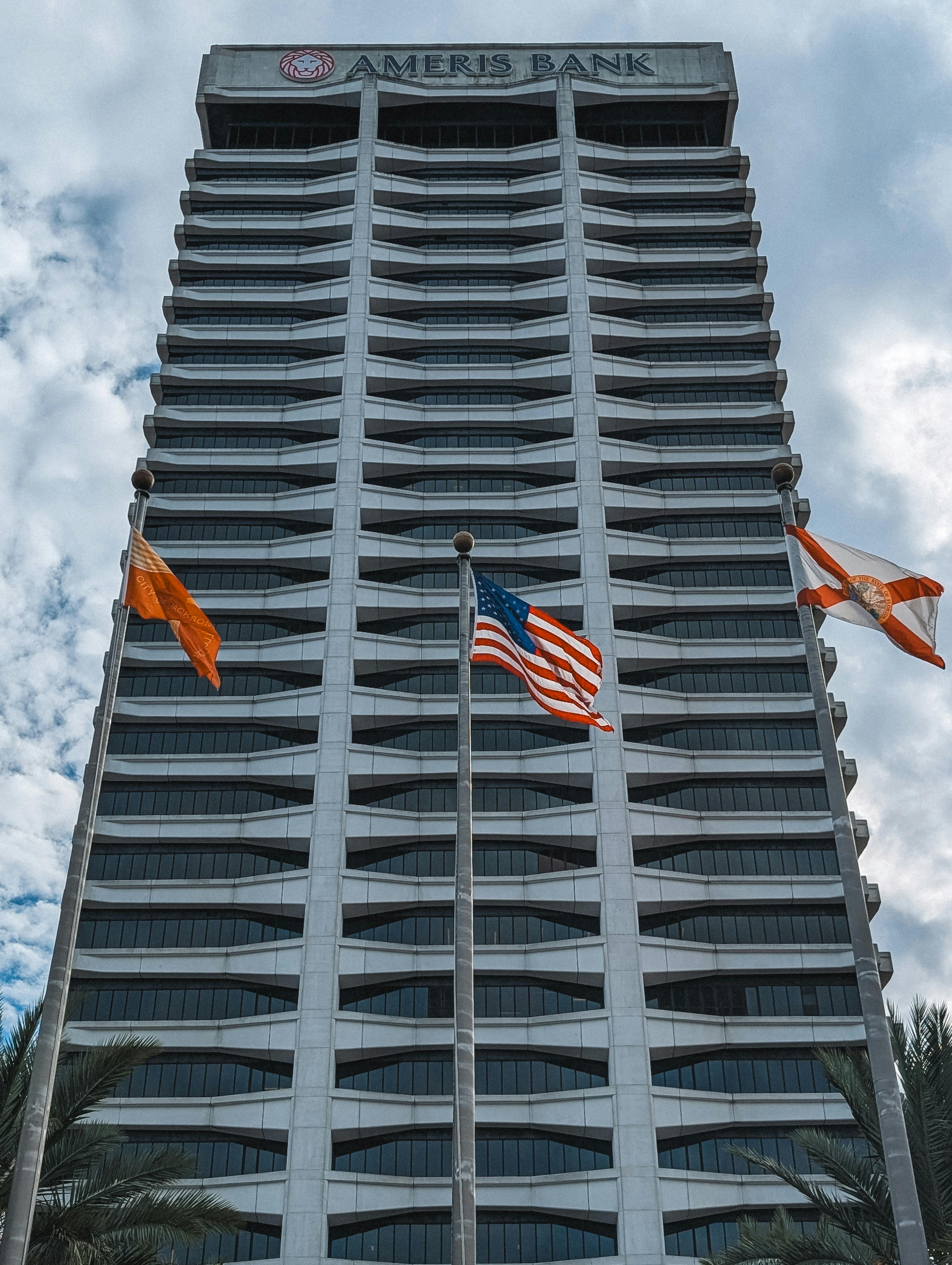 BCE avertizează asupra expunerii băncilor la dolari