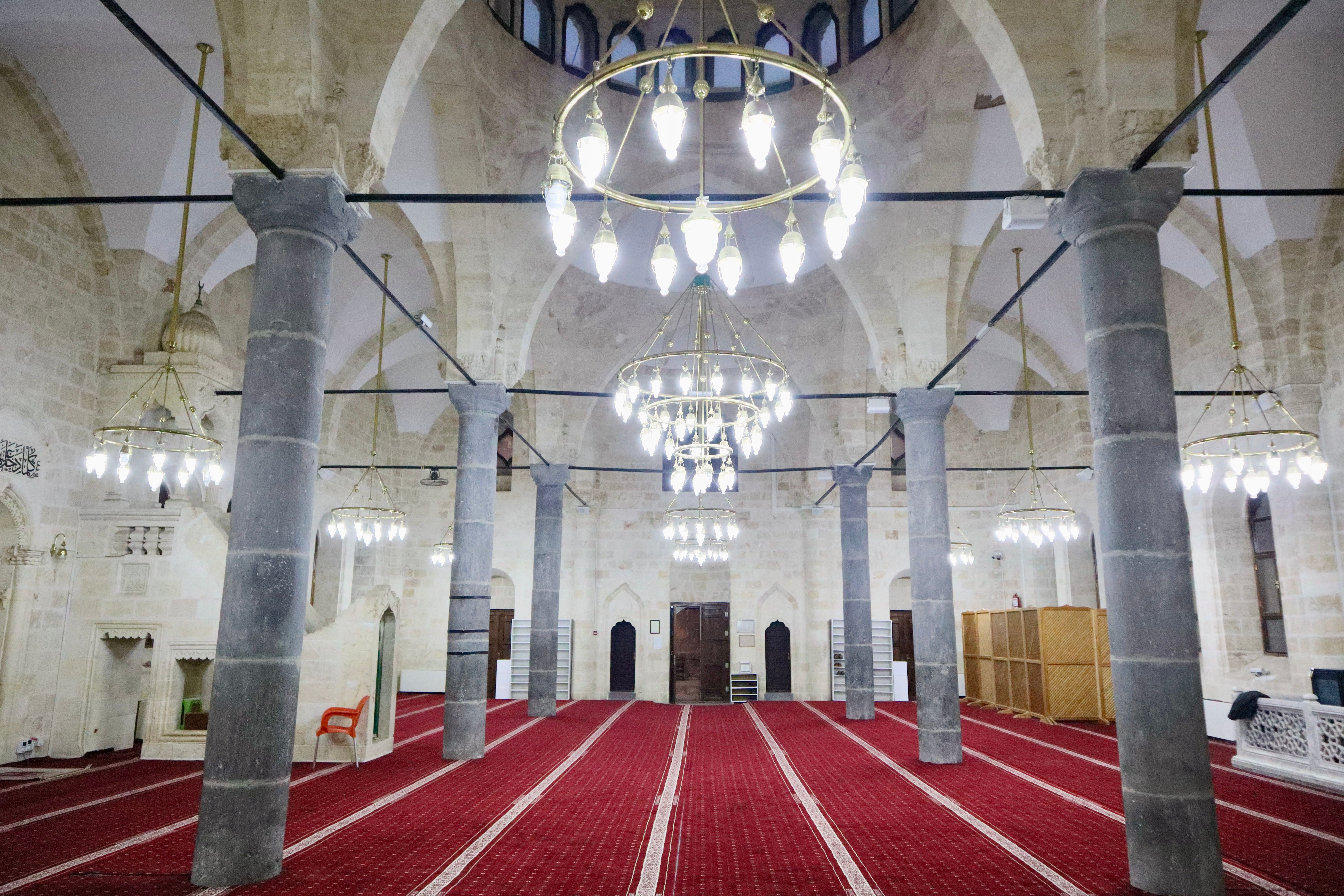 Free Elegant interior view of a historic mosque in Şanlıurfa, showcasing stunning architectural details and ambient lighting. Stock Photo