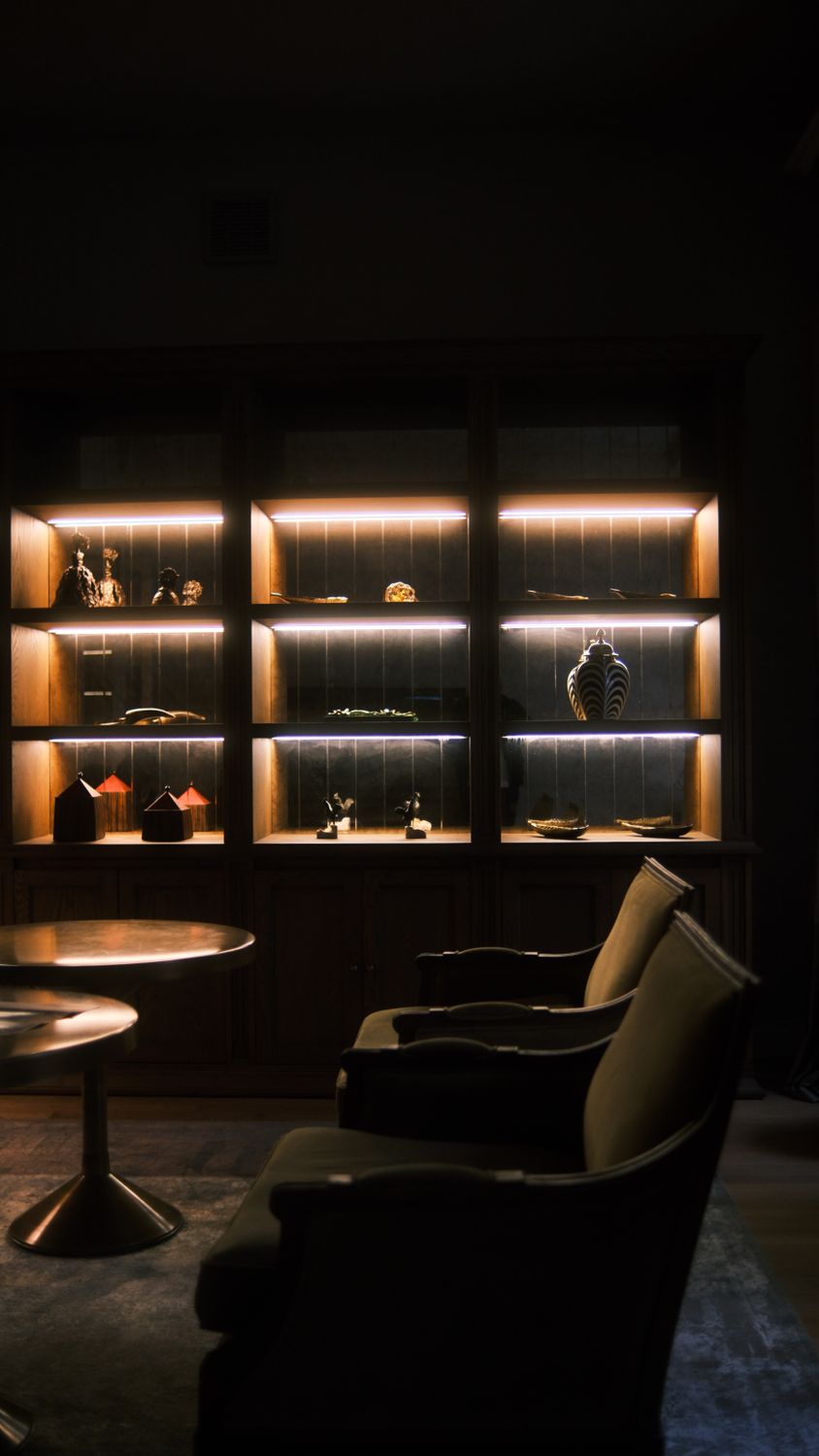 Cozy dimly lit interior with decorative shelves · Free Stock Photo