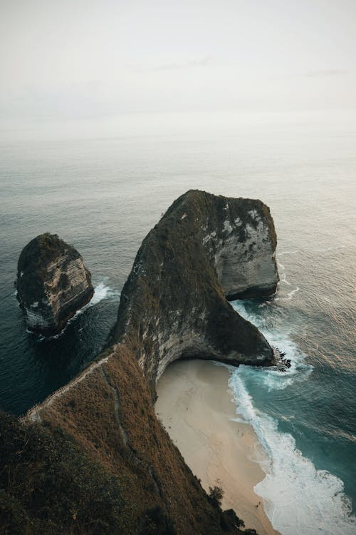 海岸上的棕色岩层