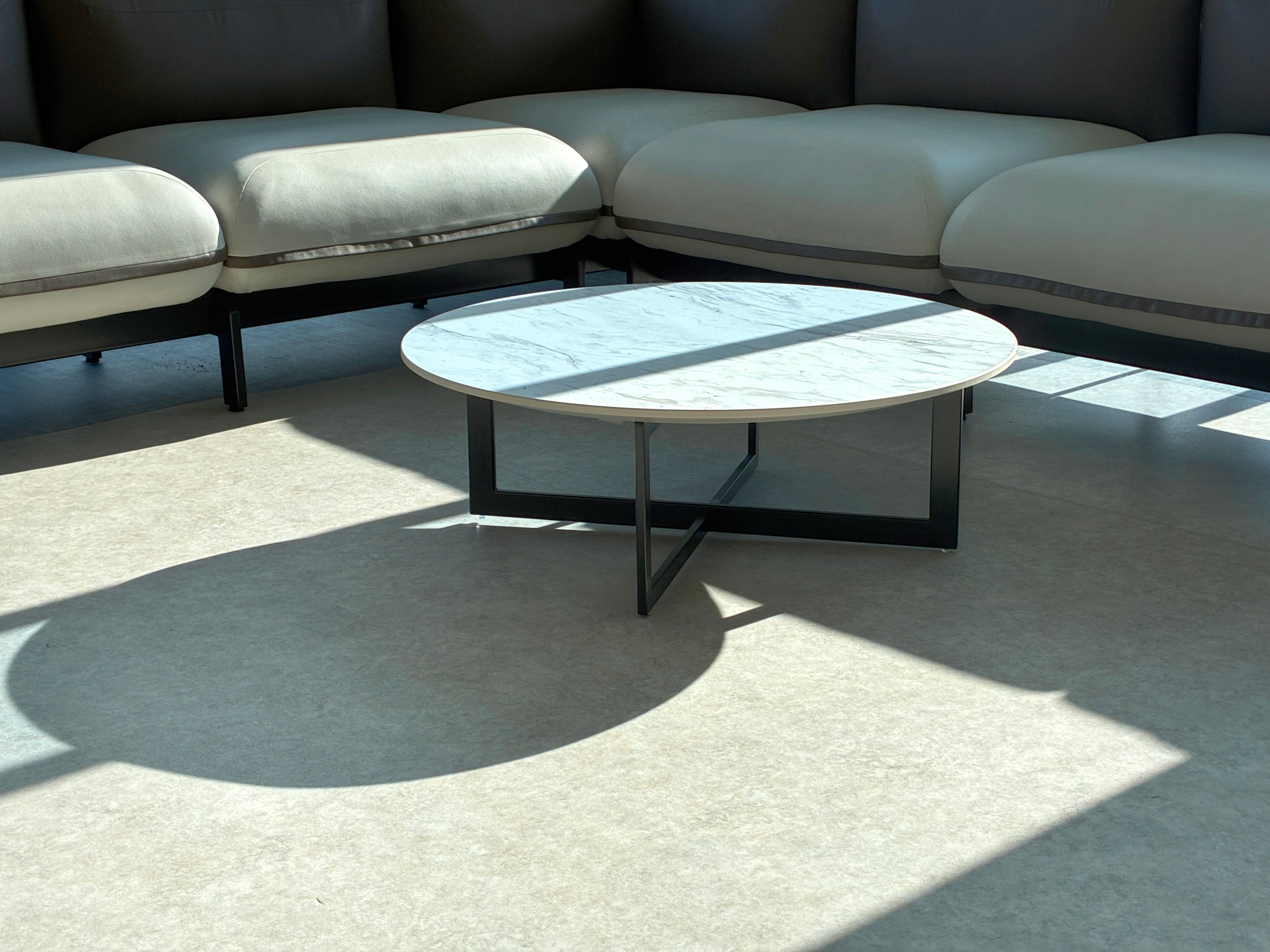Modern Waiting Area with Round Coffee Table · Free Stock Photo