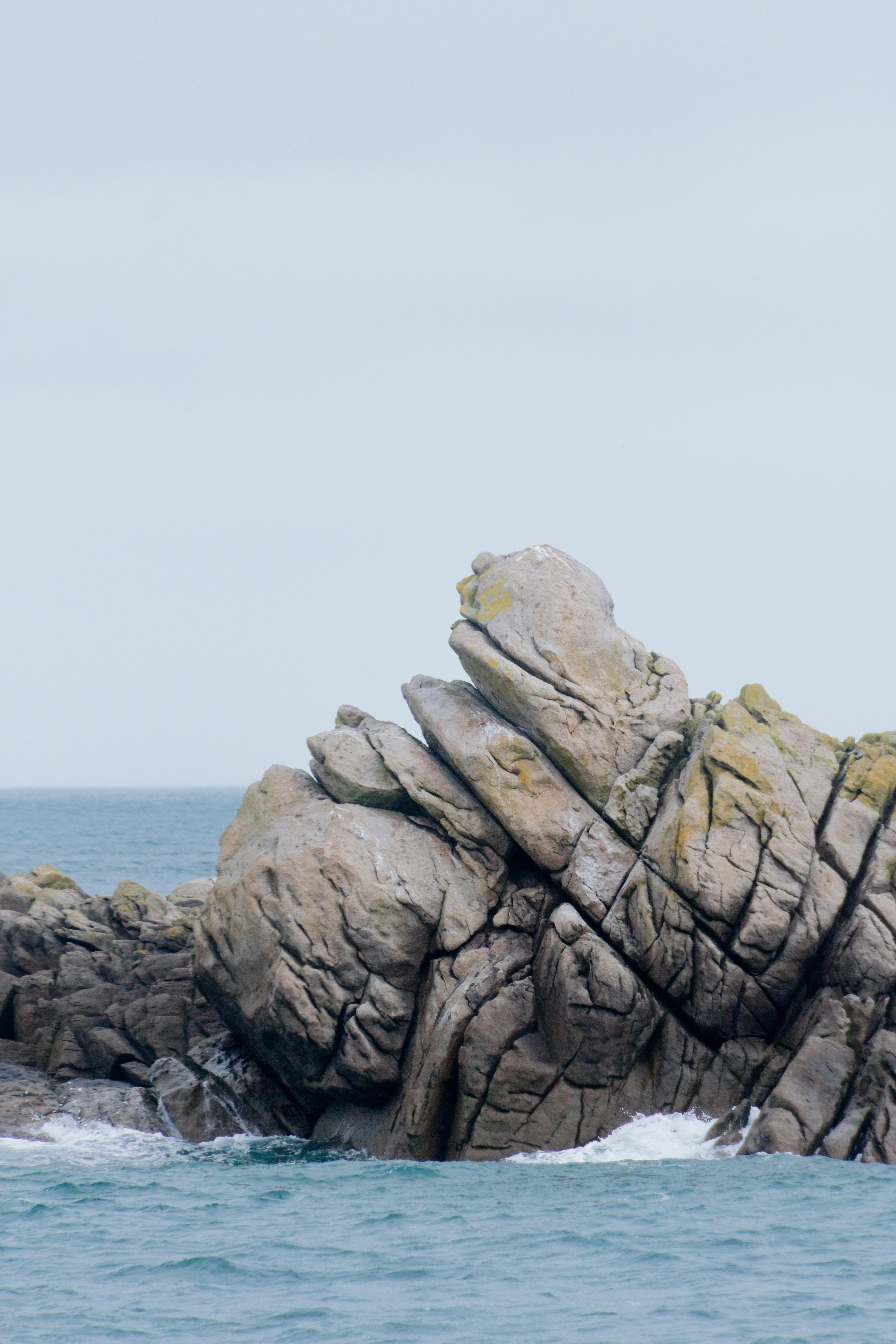 De franc Majestuosa formació rocosa al llarg de la costa de Normandia amb onades oceàniques. Foto d'estoc