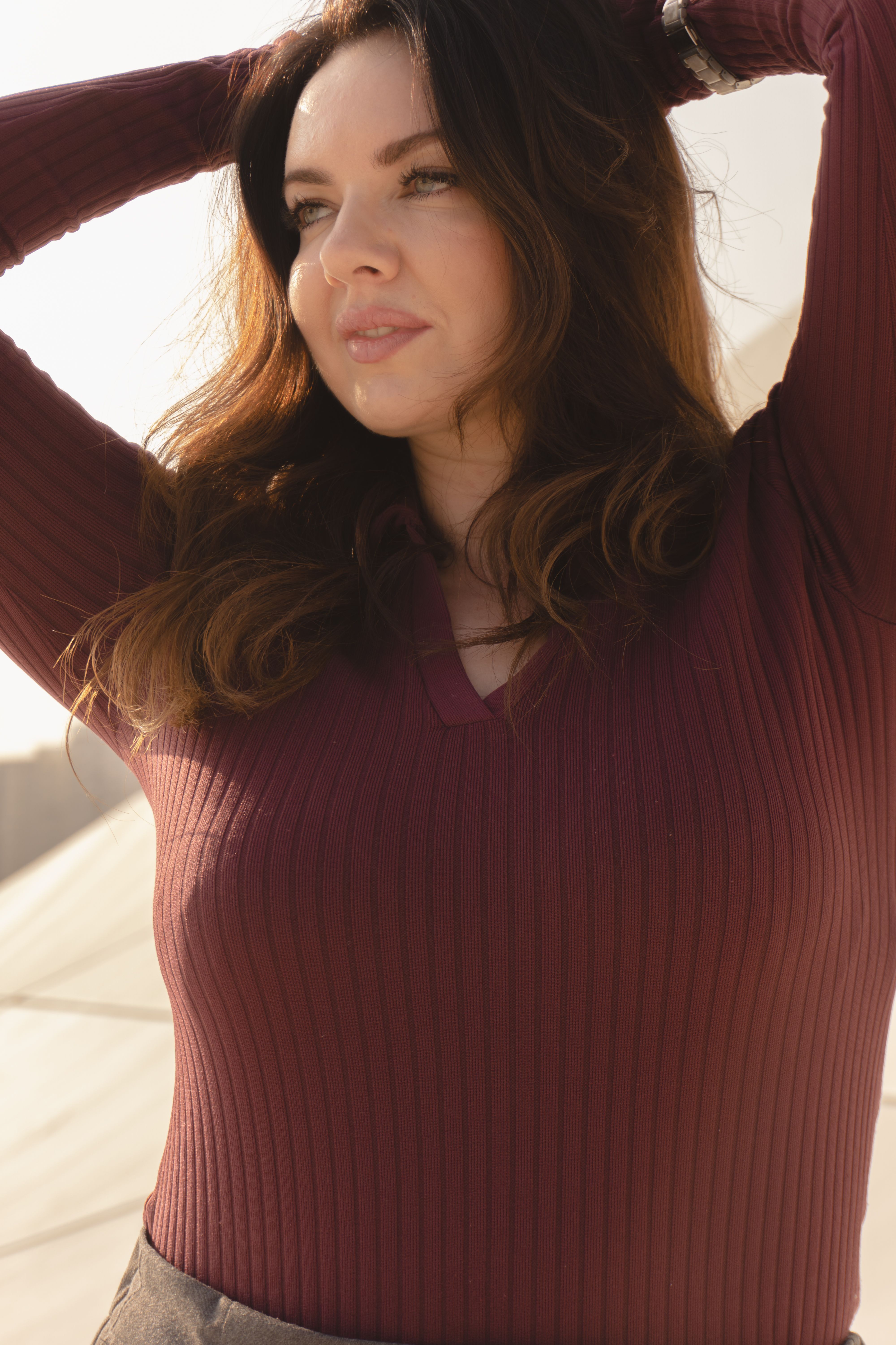 Retrato Casual Al Aire Libre De Una Mujer Bajo La Luz Del Sol · Foto de ...