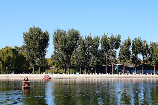 Godetevi una giornata di pace tra gli alberi e le acque del lago Shichahai, a Pechino.