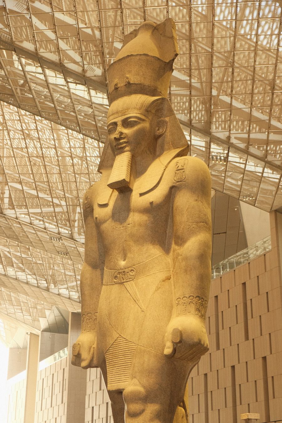 Estátua colossal de Ramsés II no Grande Museu Egípcio
