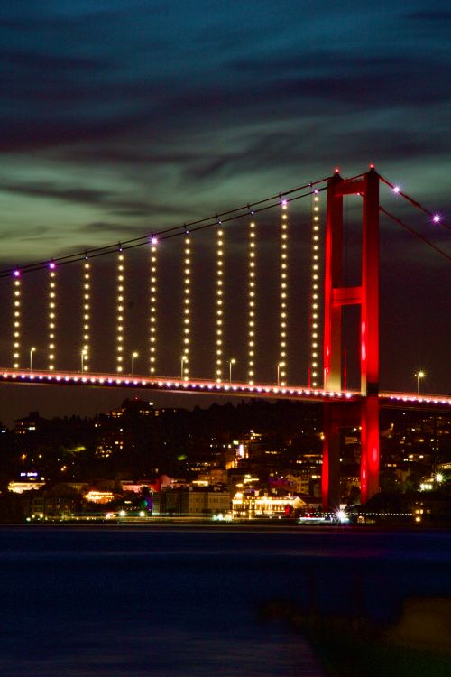 Free Twilight view of the vibrant 15 July Martyrs Bridge spanning the Bosporus in Istanbul. Stock Photo