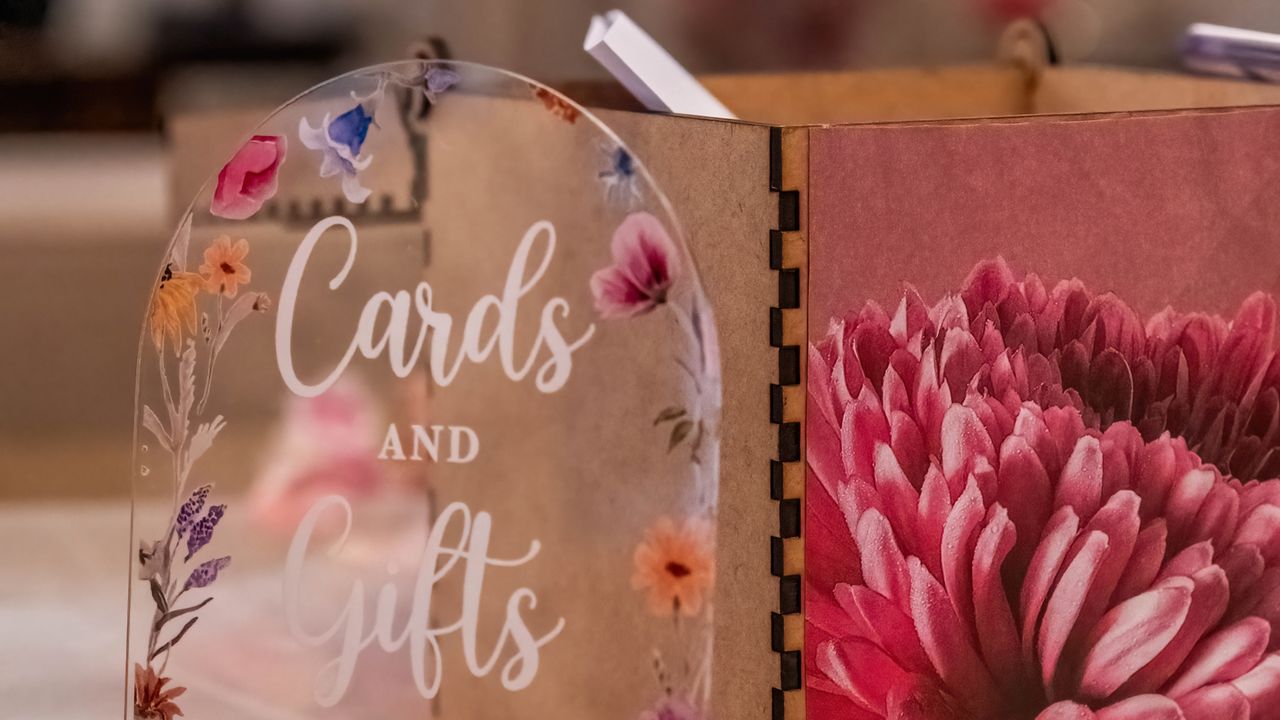 Masă cu plicuri și cadouri de nuntă, decorată floral — cabina cadouri la recepție