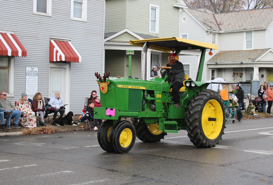 Deere shares rise 2.6% after Baird upgrades to Outperform