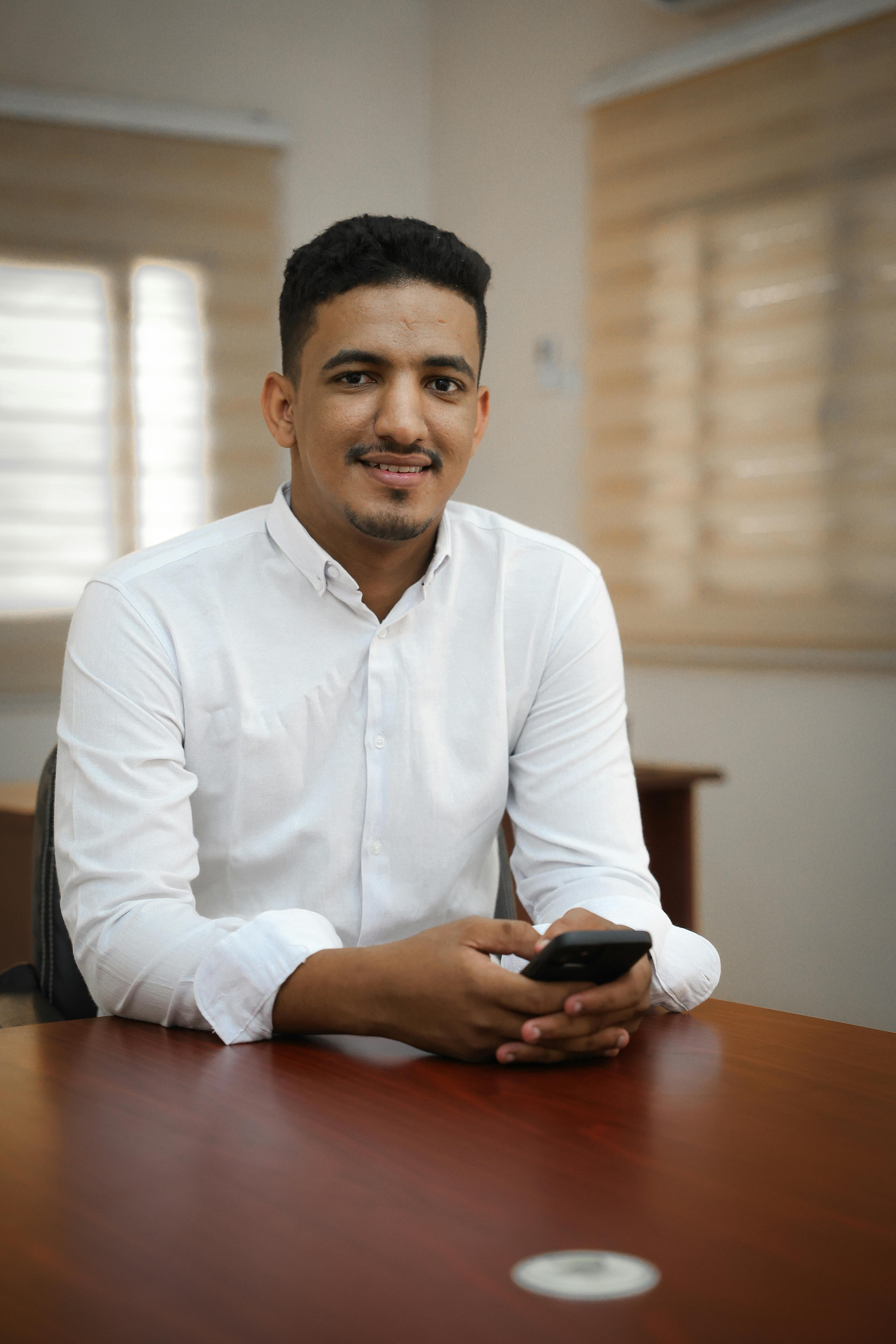 موظفون يعملون في مكتب شركة علم