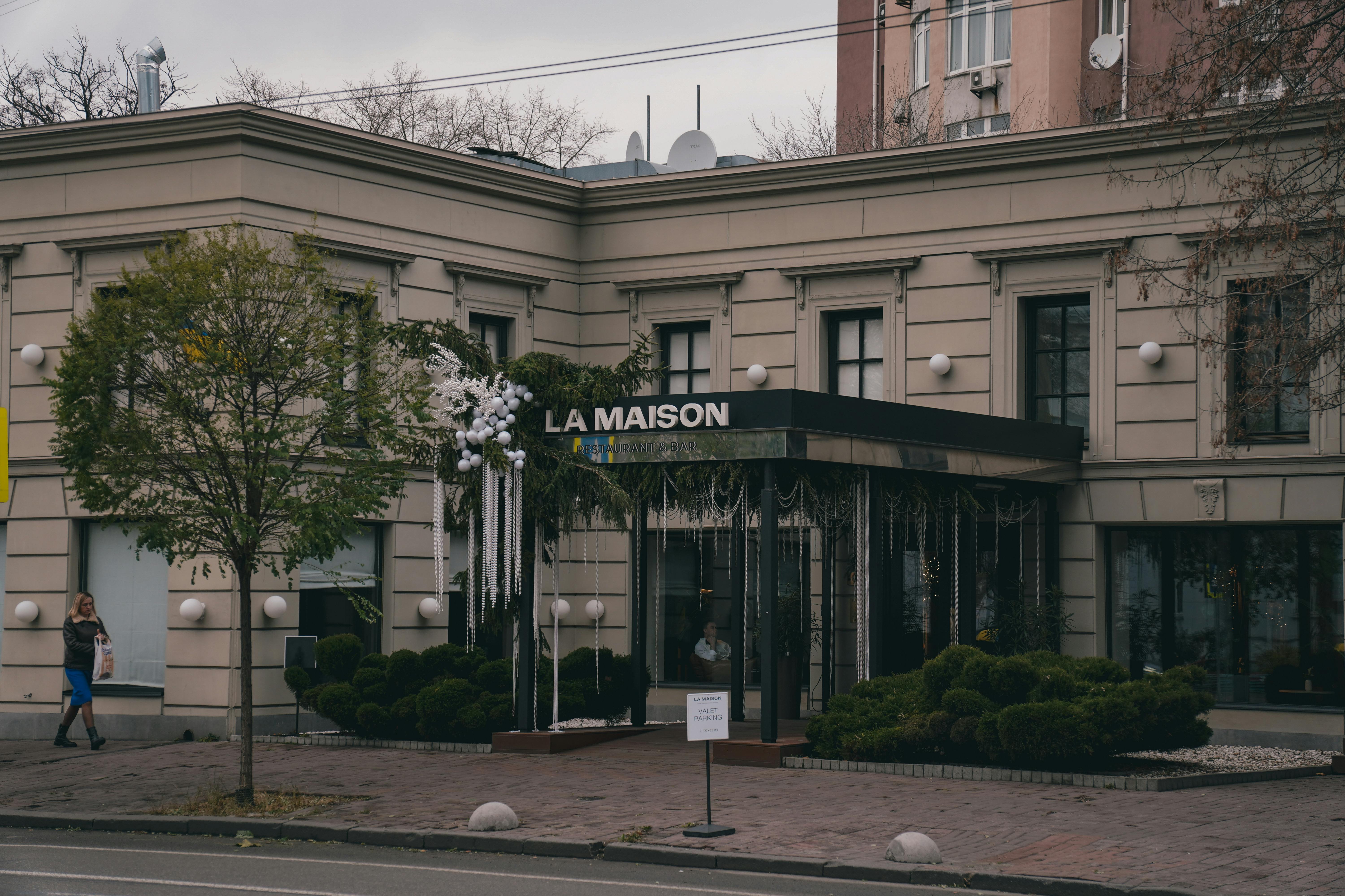 The Art of the &#039;Anti-Coat&#039;: Why a Single Stole is the Chicest Outerwear You&#039;ll Wear This Winter