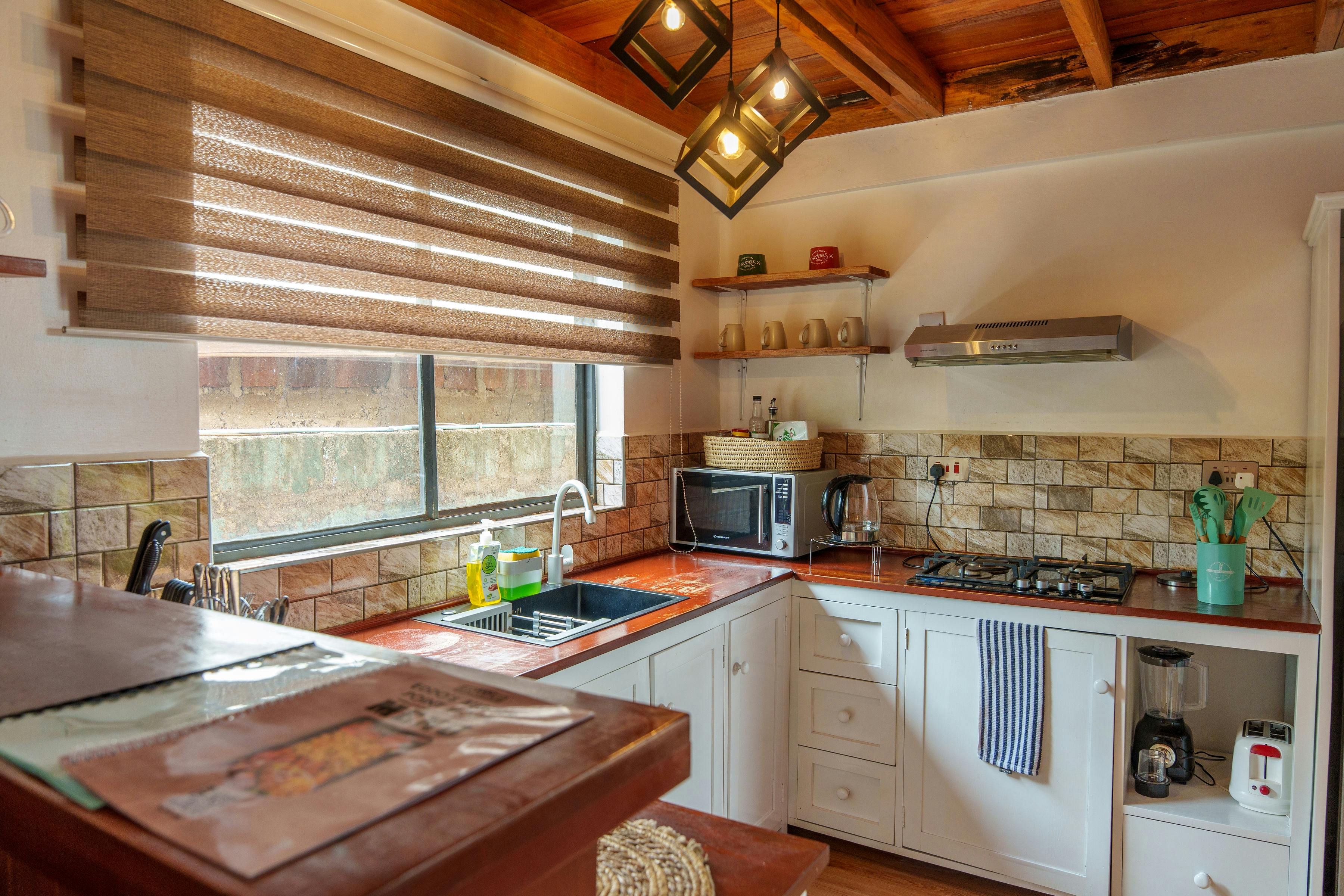 Mnoho lidí zavěšuje záclony příliš nízko, čímž opticky zmenšují prostor.