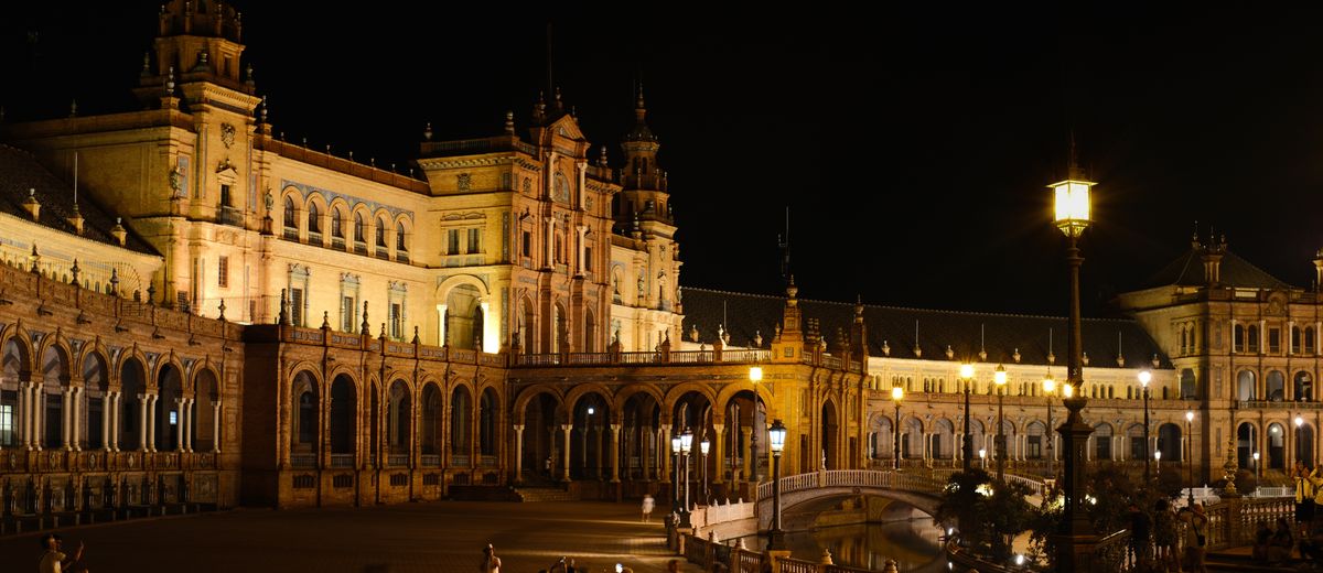 La plaza de España de Sevilla de noche
