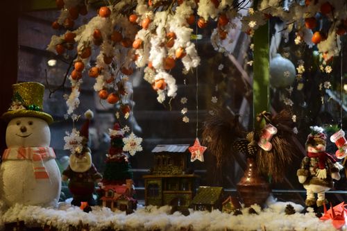 Free A cozy Christmas window scene featuring a snowman, decorations, and faux snow. Stock Photo