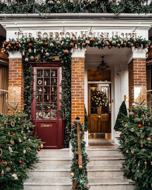 бесплатная Дом с множеством рождественских украшений Стоковое фото