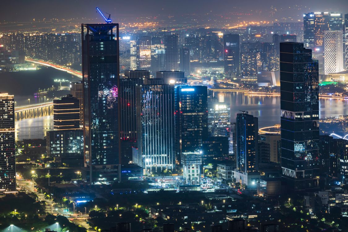 摩天大楼璀璨的夜景 · 免费素材图片