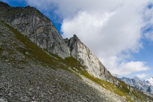 Free Stunning view of rocky cliffs and vibrant foliage under a bright sky in the Swiss Alps. Stock Photo