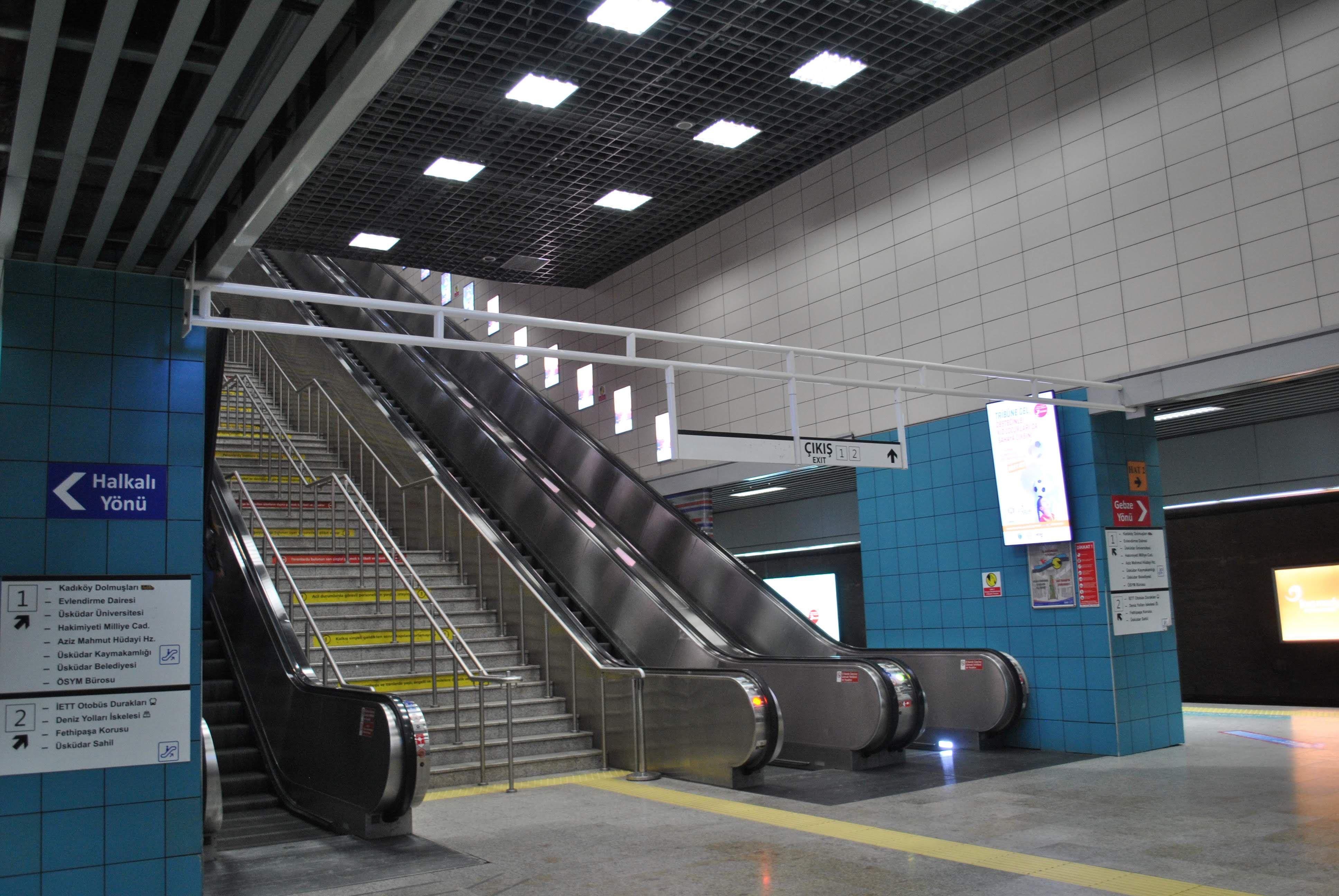 Vista Interior De La Escalera Mec nica De Una Estaci n De Metro Moderna 