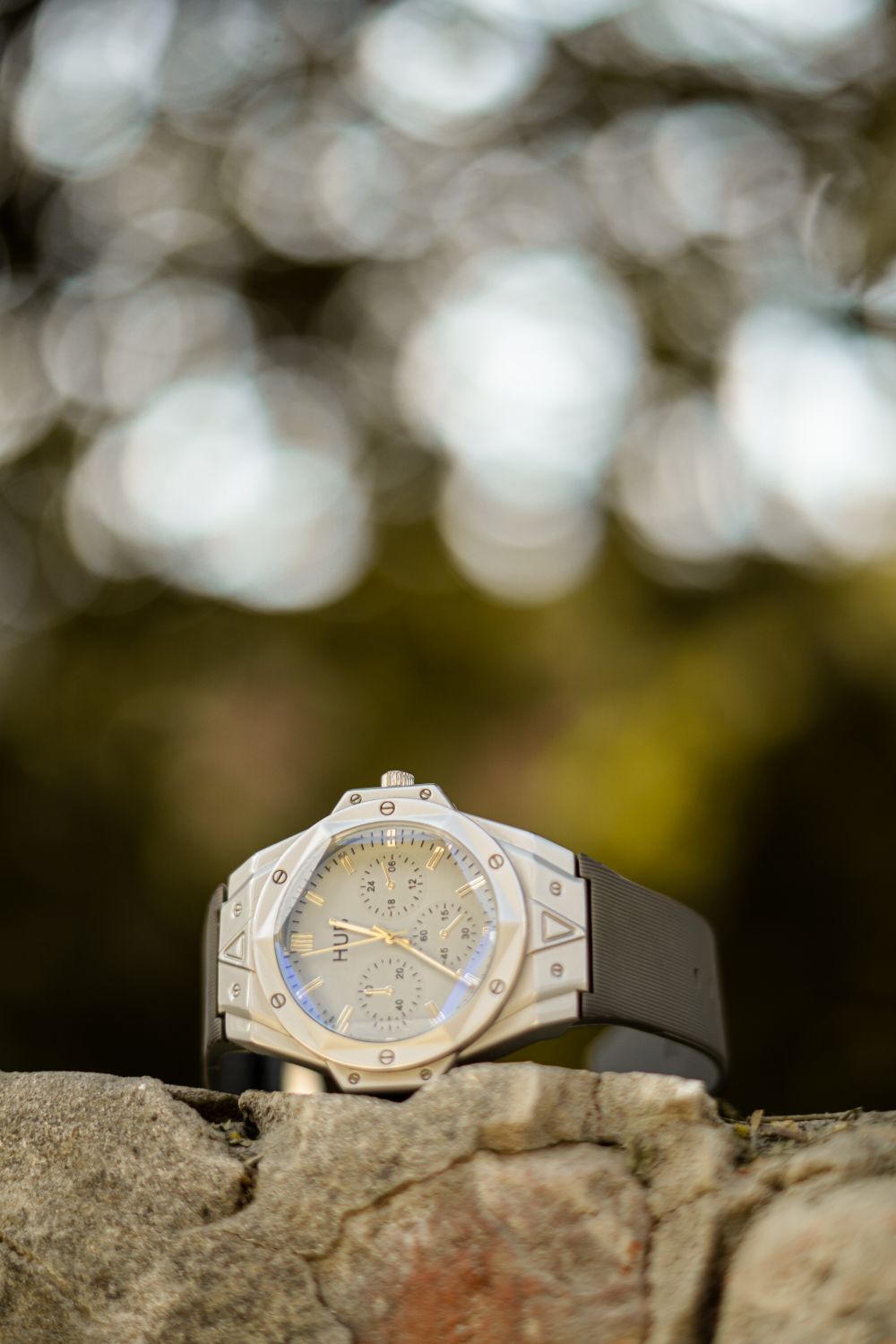 Orologio di pregio su pietra