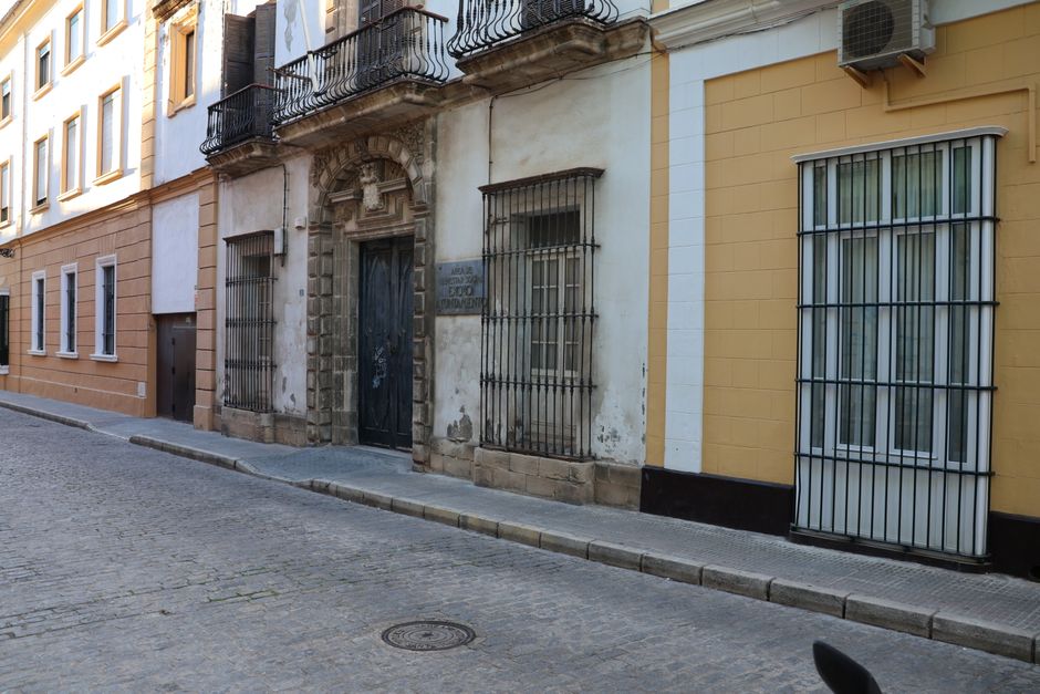 Encantadora arquitectura del casco antiguo en El Puerto de Santa María, España.