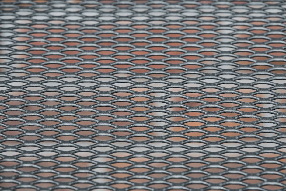 Detail einer abnehmbaren Heizkörperverkleidung mit Lochblechfront und Magnetbefestigung