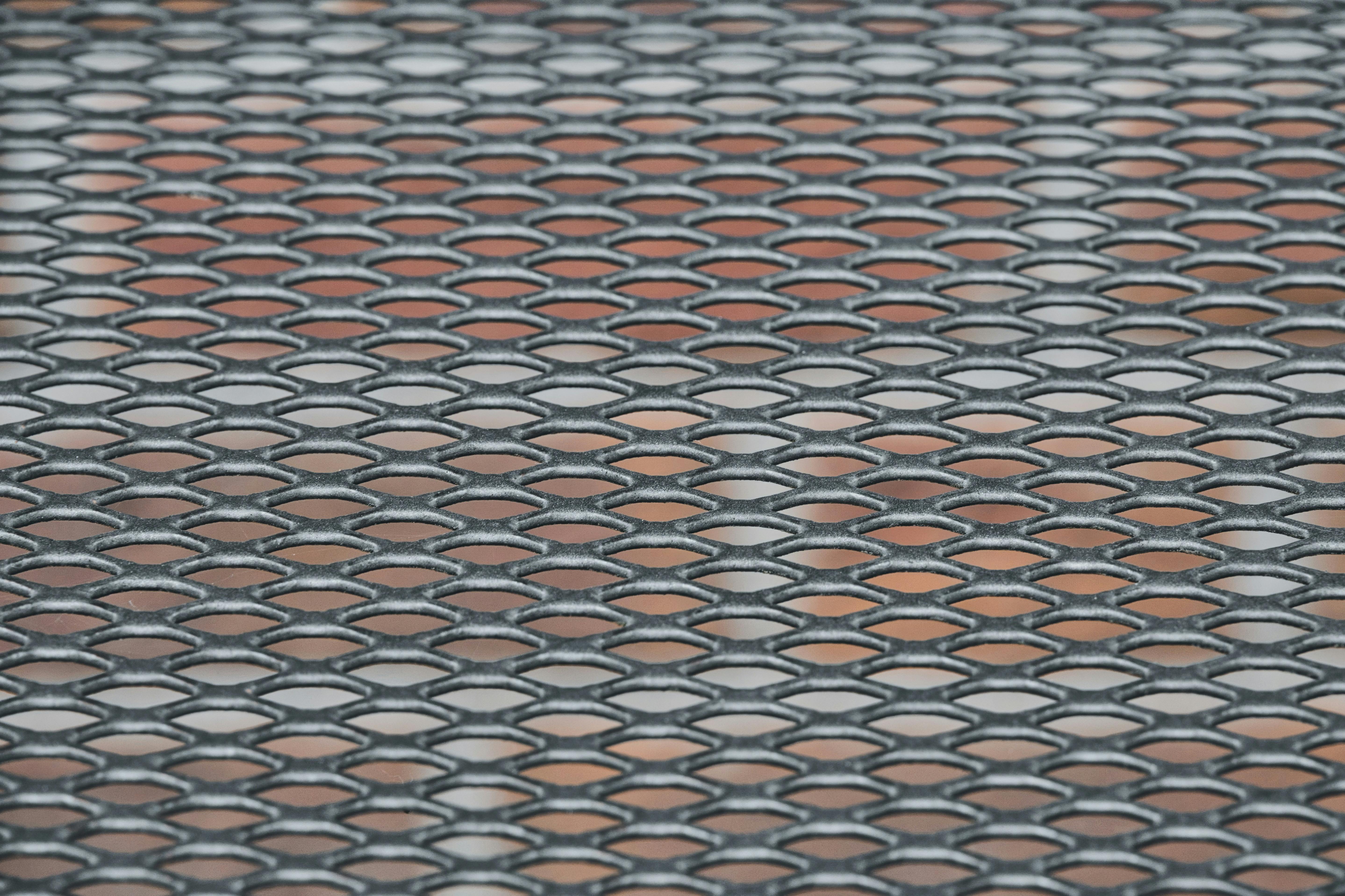 grátis Visão detalhada de um padrão de grade metálica com superfície texturizada, ideal para temas de design industrial. Foto profissional