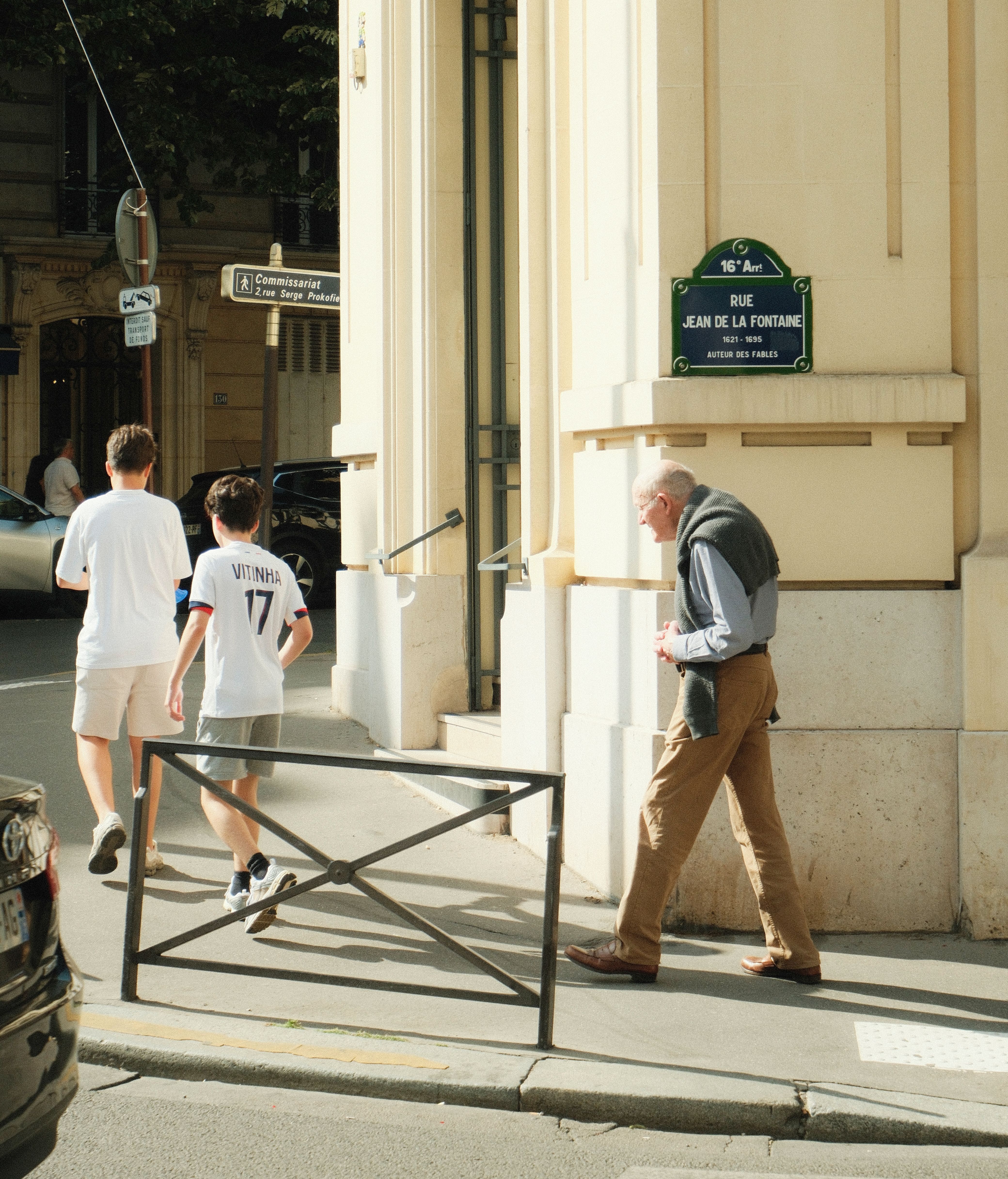 Street view with pedestrians in the 16th arrondissement, Paris.