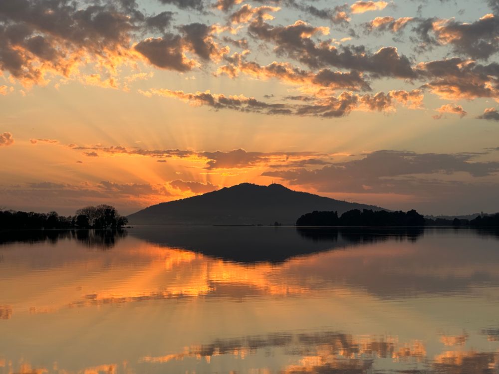 Stunning Sunset Over Tranquil Lake Reflection · Free Stock Photo