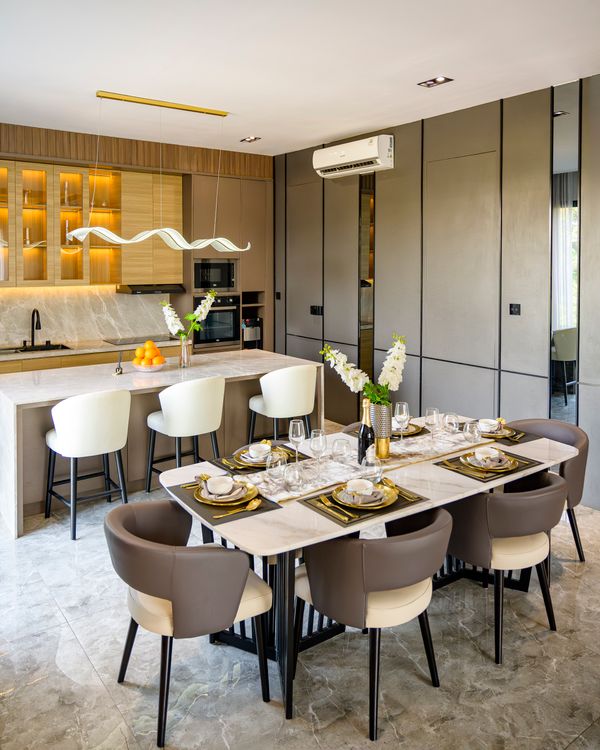 Warm oak dining room with upholstered chairs — photo by Daniel Lee on Pexels