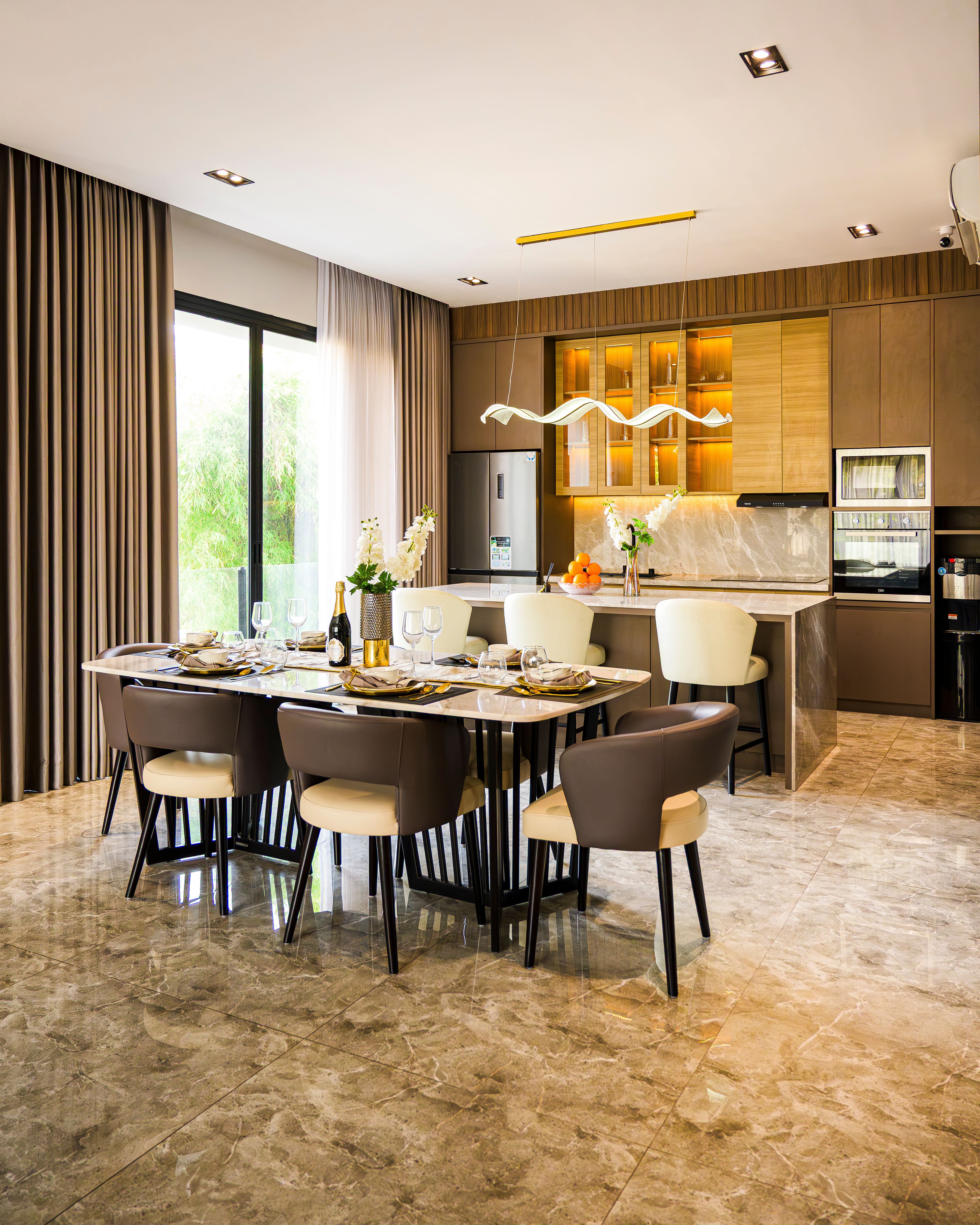 Modern Jakarta Dining Room with Elegant Decor · Free Stock Photo