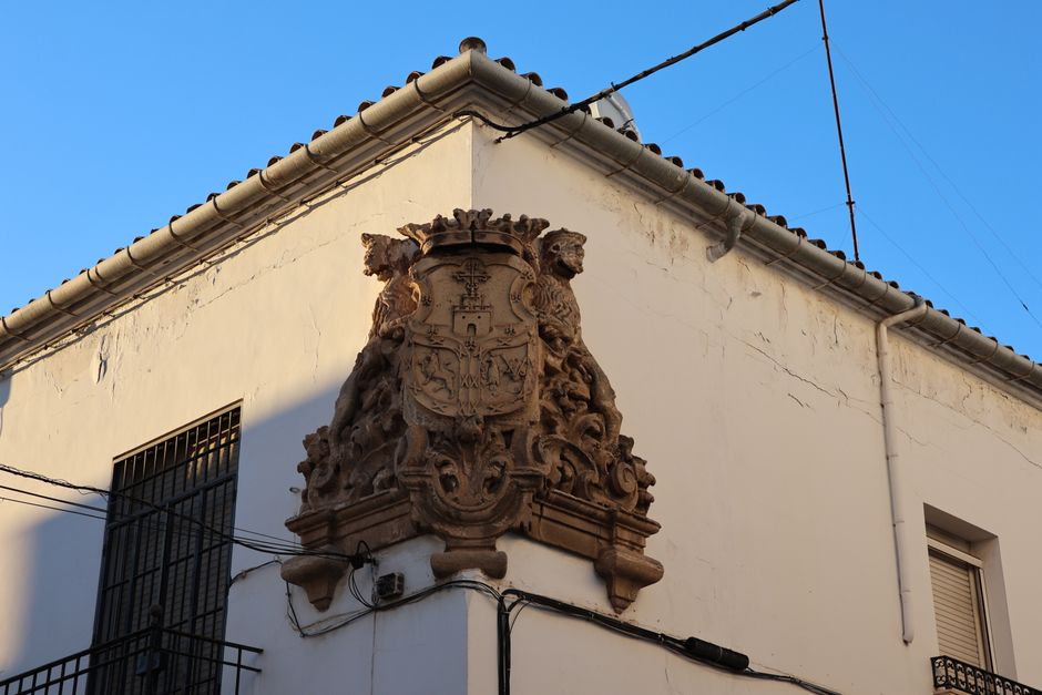 Escudo de piedra en la fachada de un edificio histórico en El Puerto de Santa María, España.