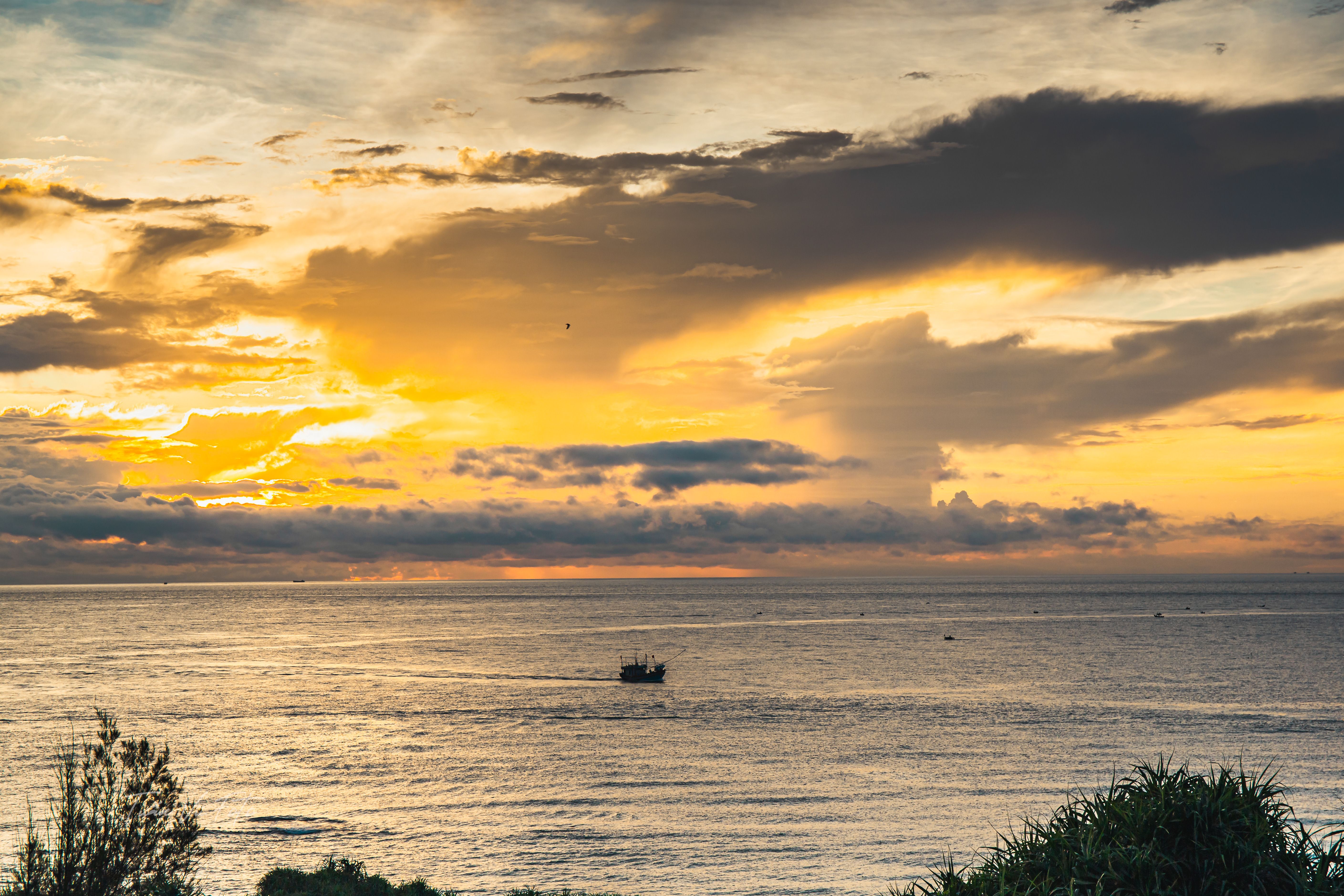 Vibrant Sunset Over Calm Ocean Horizon · Free Stock Photo
