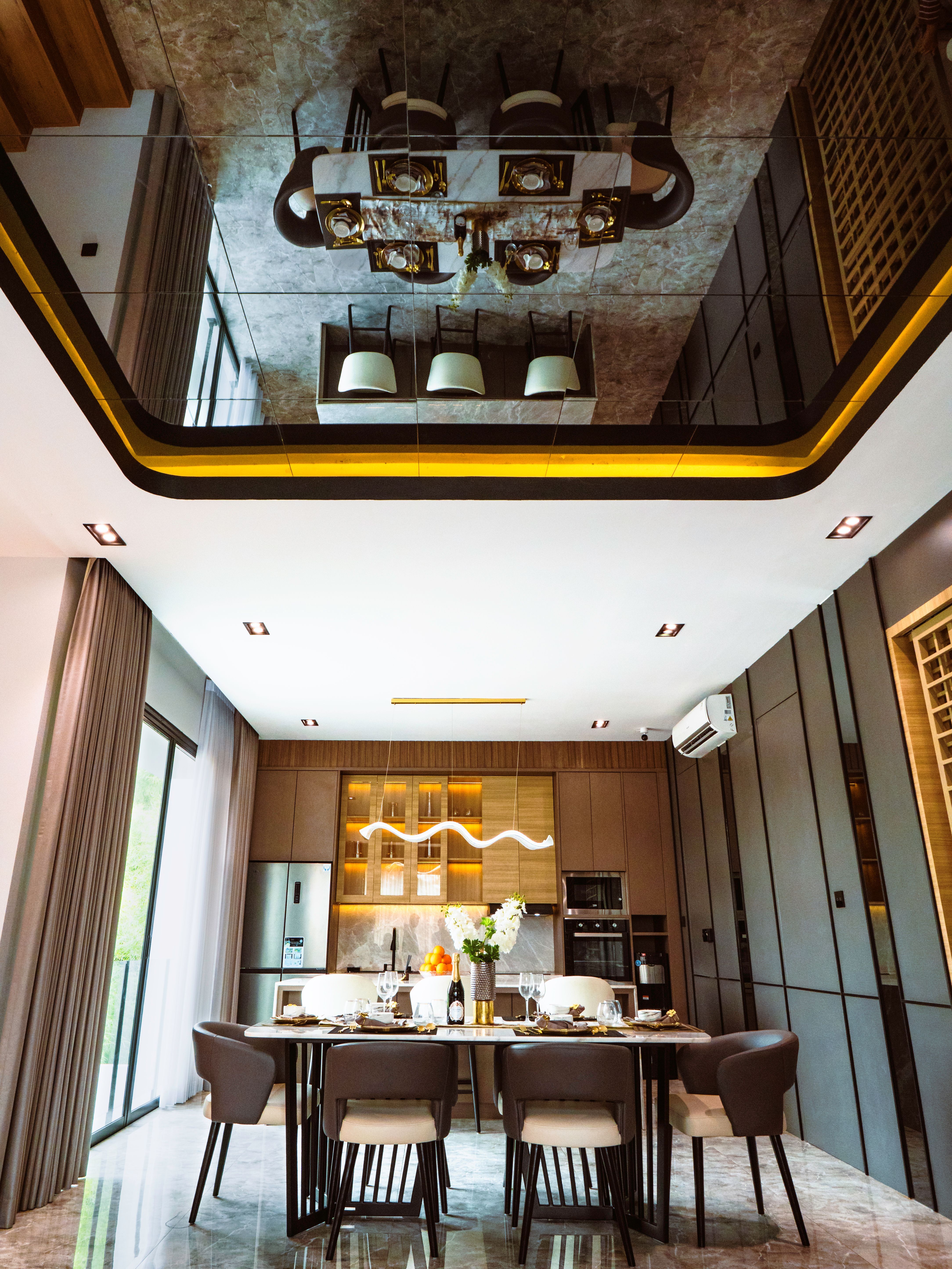 Modern Dining Room with Reflective Ceiling in Jakarta · Free Stock Photo