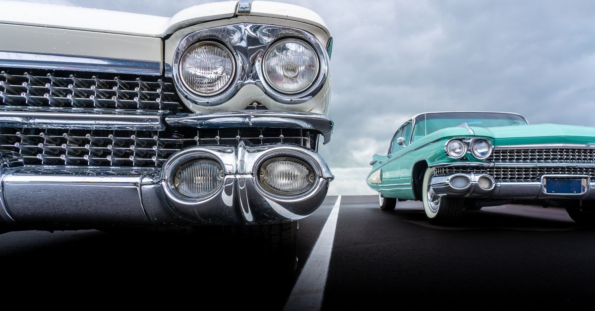 Nahaufnahme von Vintage-Autos mit Chromstoßstangen, die klassischen Stil und Nostalgie zeigen.