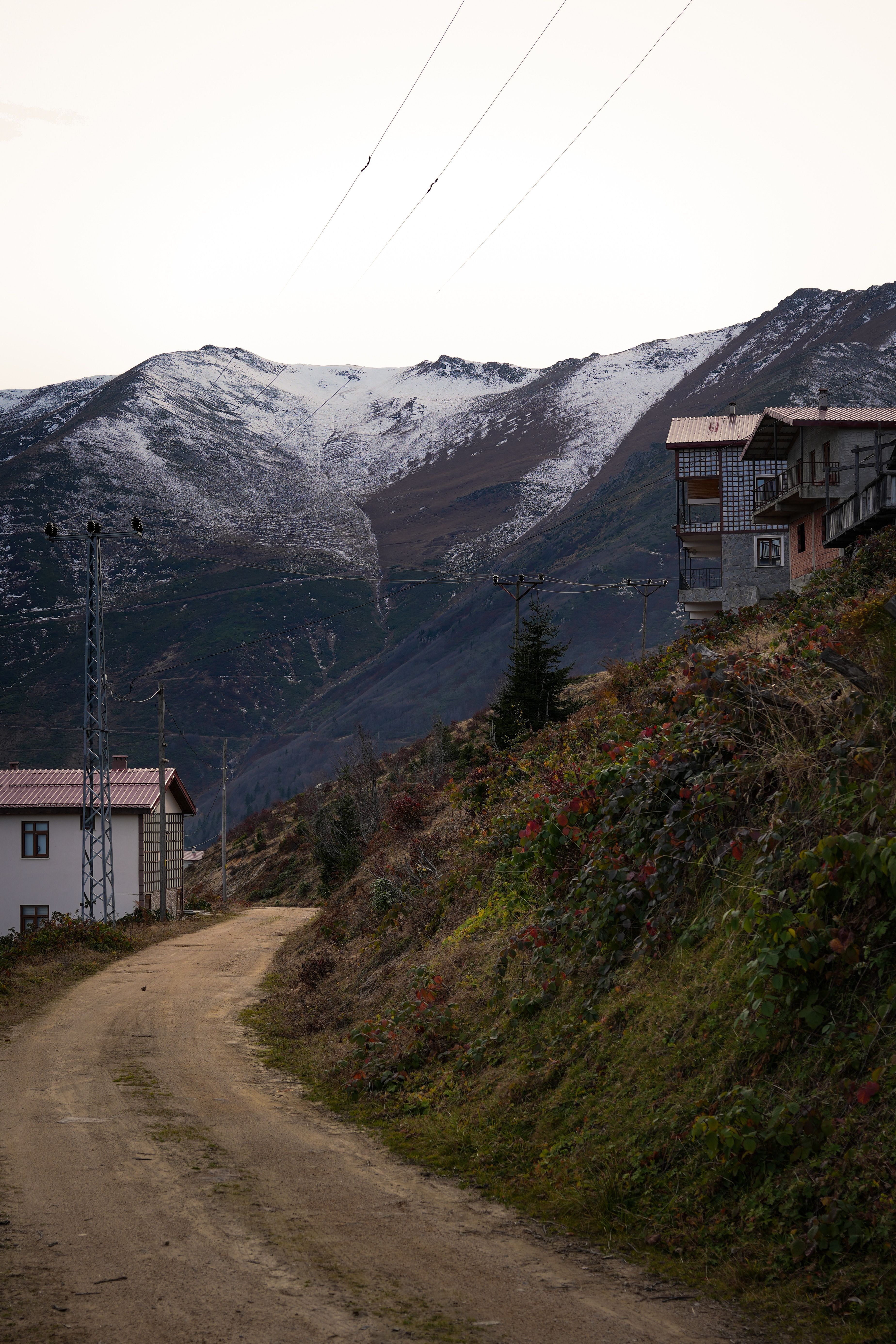 Scenic view of a dirt road leading to the mountains in İkizdere, Rize, Türkiye.