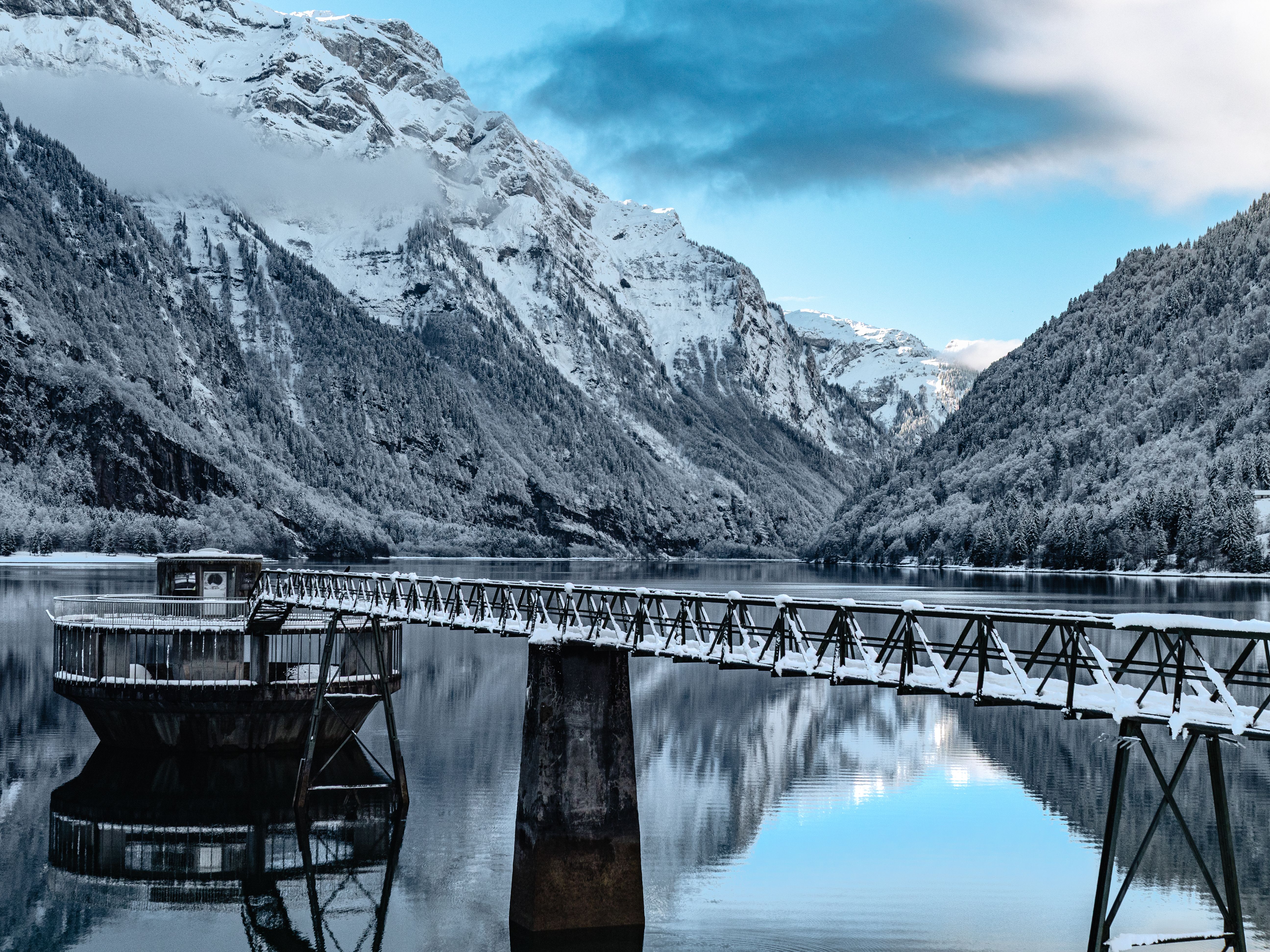 Scenic Winter View of Lake and Snowy Mountains · Free Stock Photo