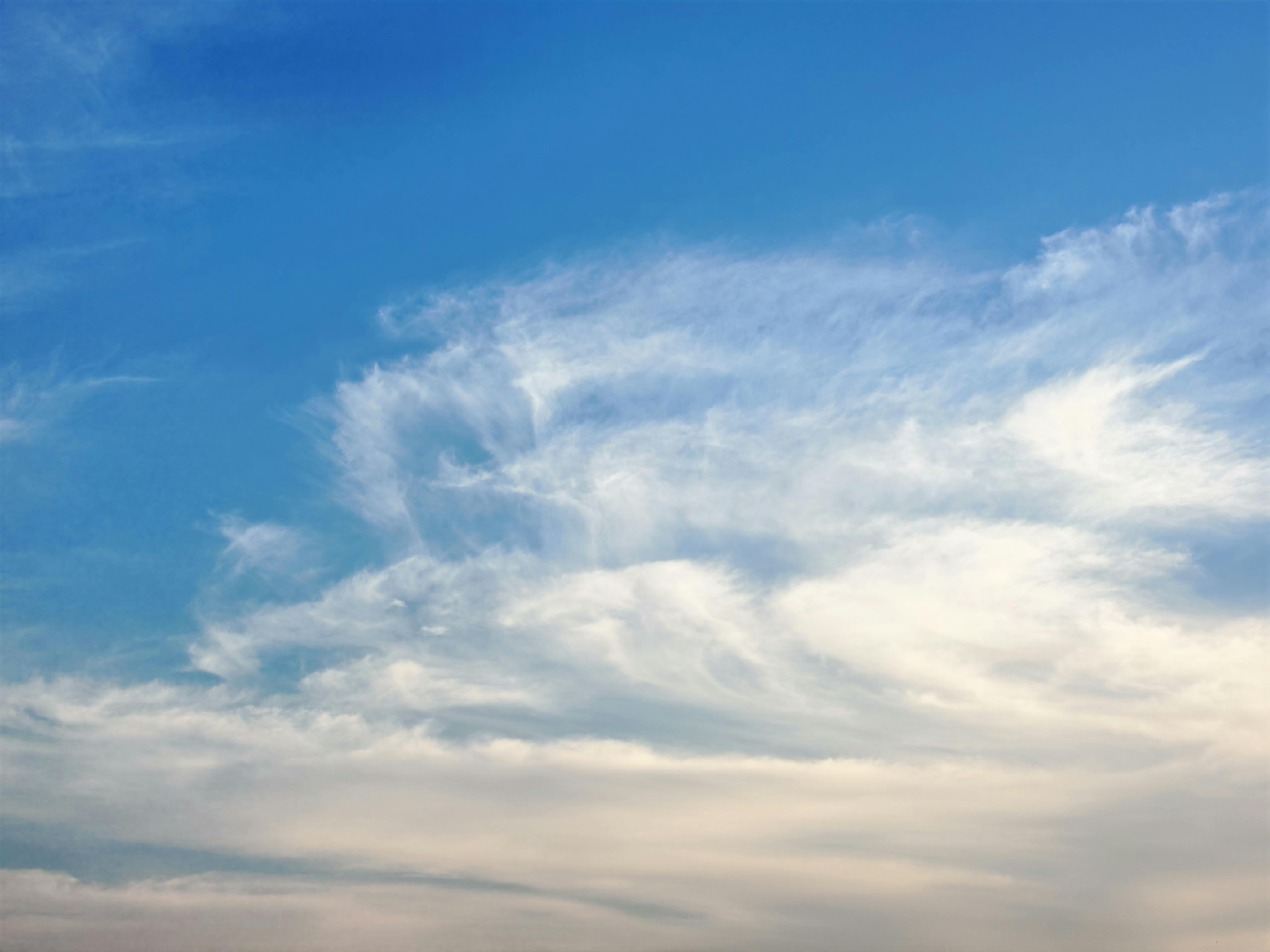 Gratis Awan cirrus tinggi dengan latar langit biru cerah, sempurna untuk proyek bertema cuaca. Foto Stok