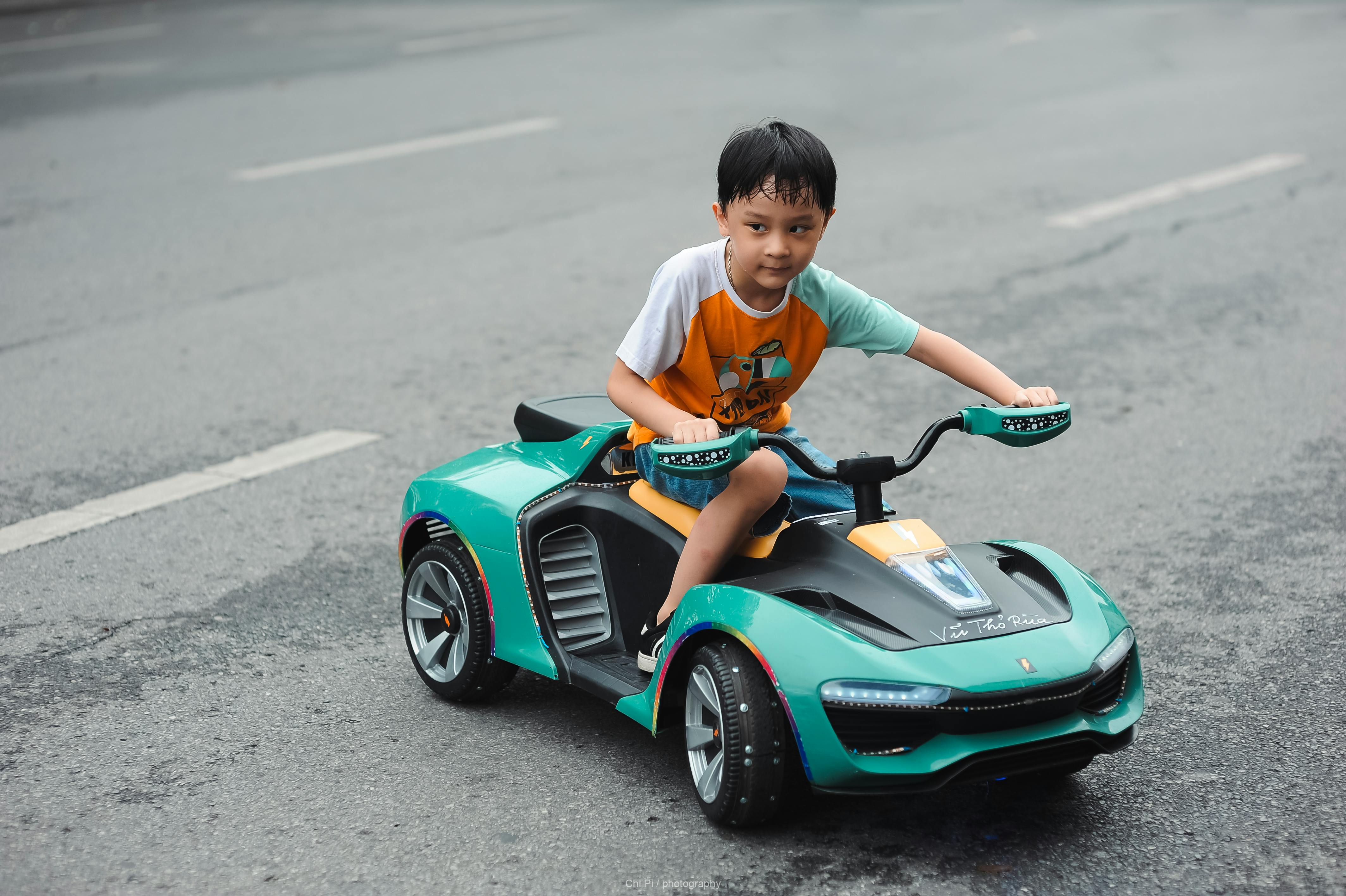 Copil și părinți răniți după ce un BMW a intrat pe contrasens pe o stradă din Timișoara; șoferul a fugit – VIDEO