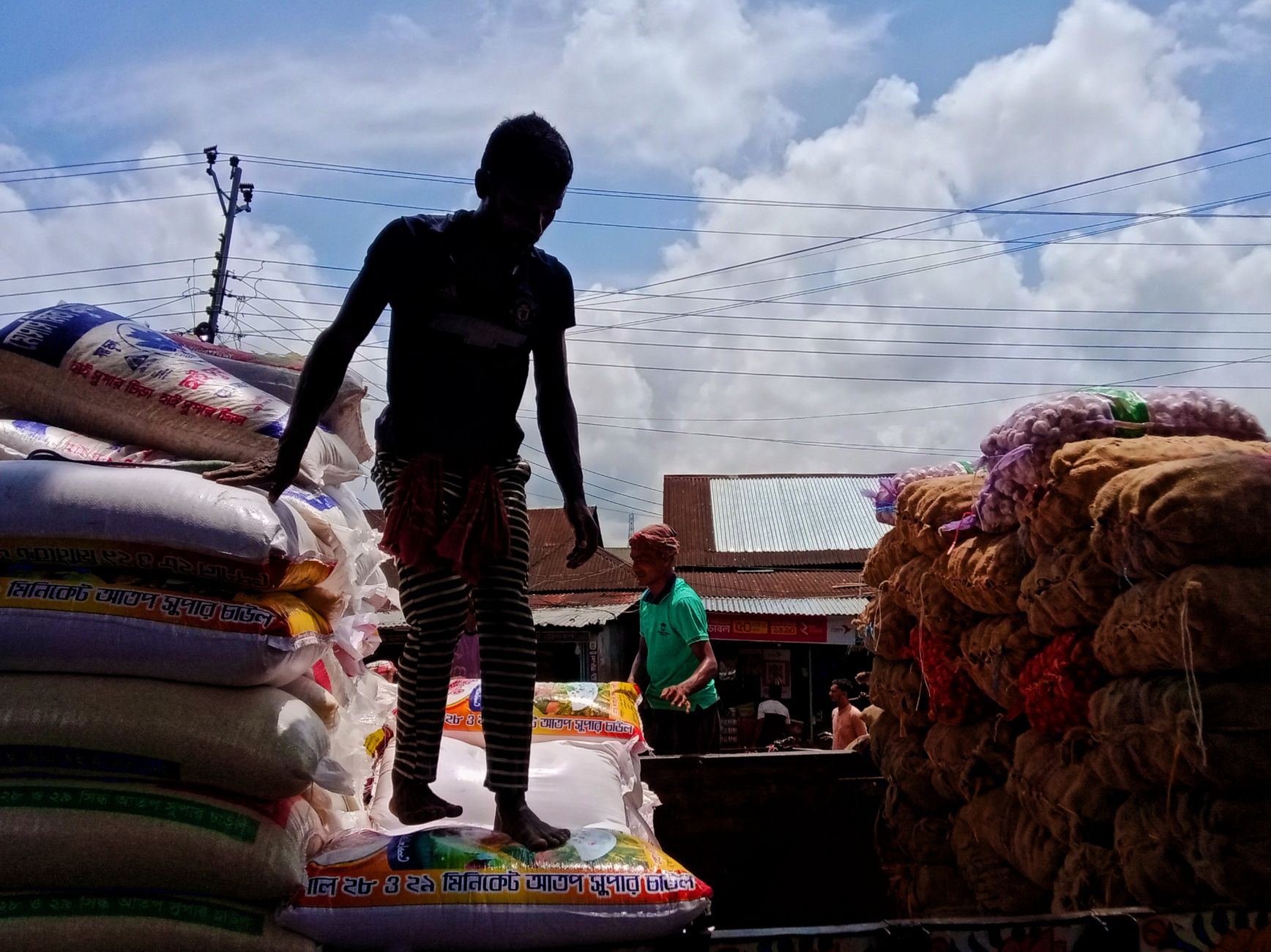 Phân tích chuyên sâu: Tác động của chuỗi cung ứng, logistics và giá nguyên liệu đến thị trường FMCG Việt Nam năm 2026